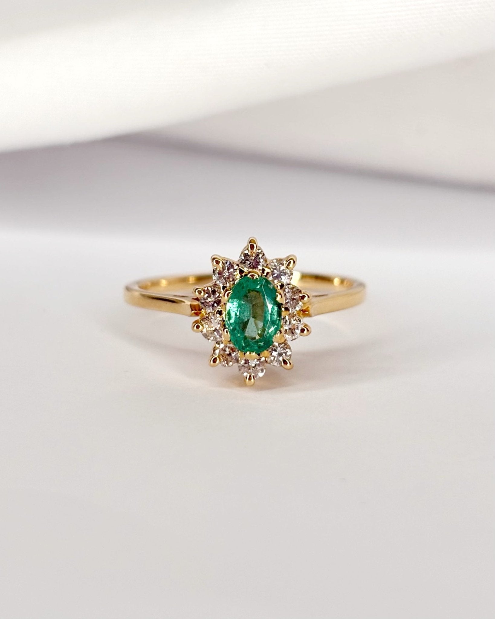 Bague Marguerite Émeraude 0.45 carat &amp; 10 Diamants "Alba" - Elliade Paris
