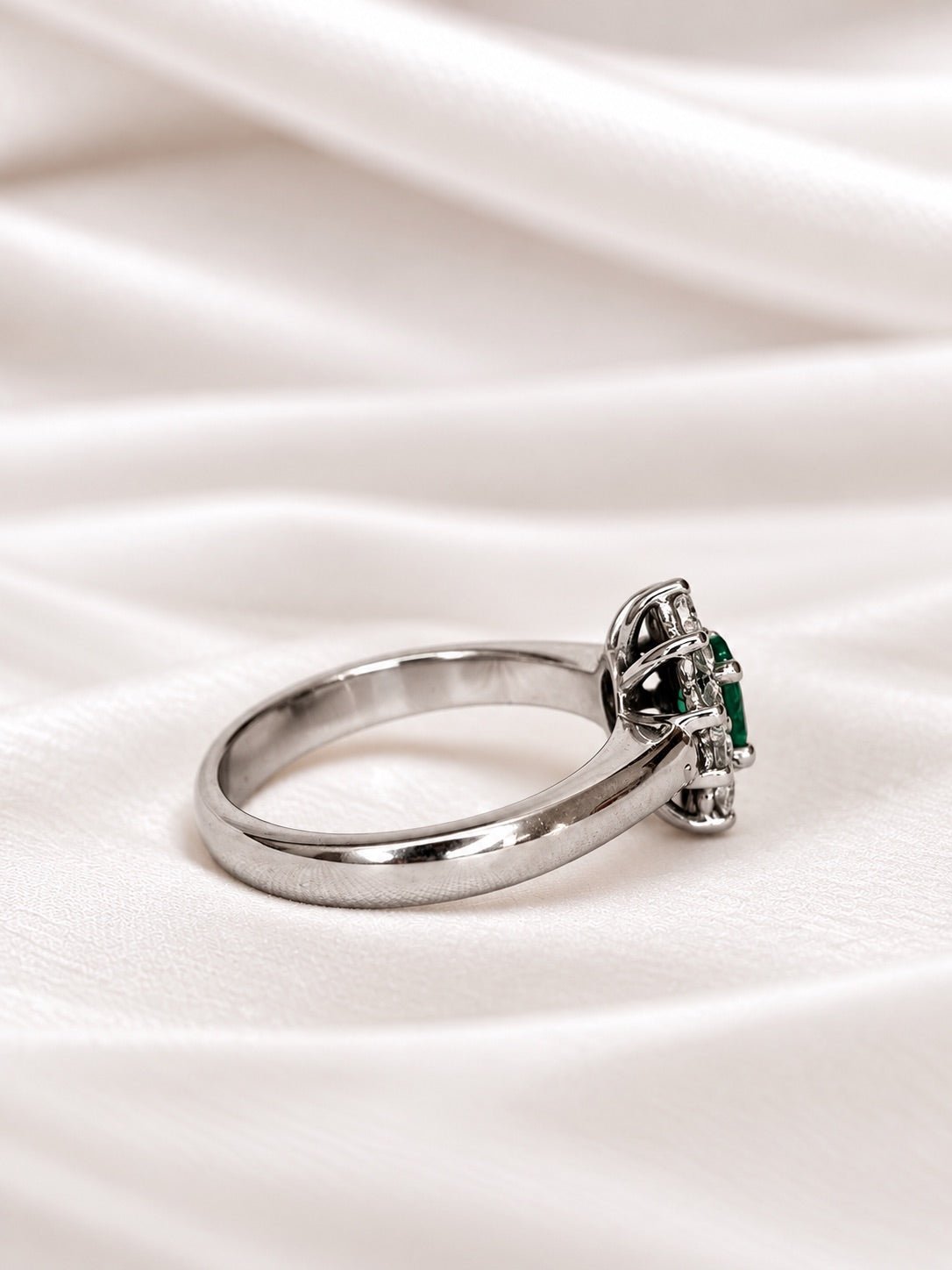 Bague Marguerite Émeraude 0.45 carat &amp; Diamants 0.40 carat 5.12g "Odette" - Elliade Paris