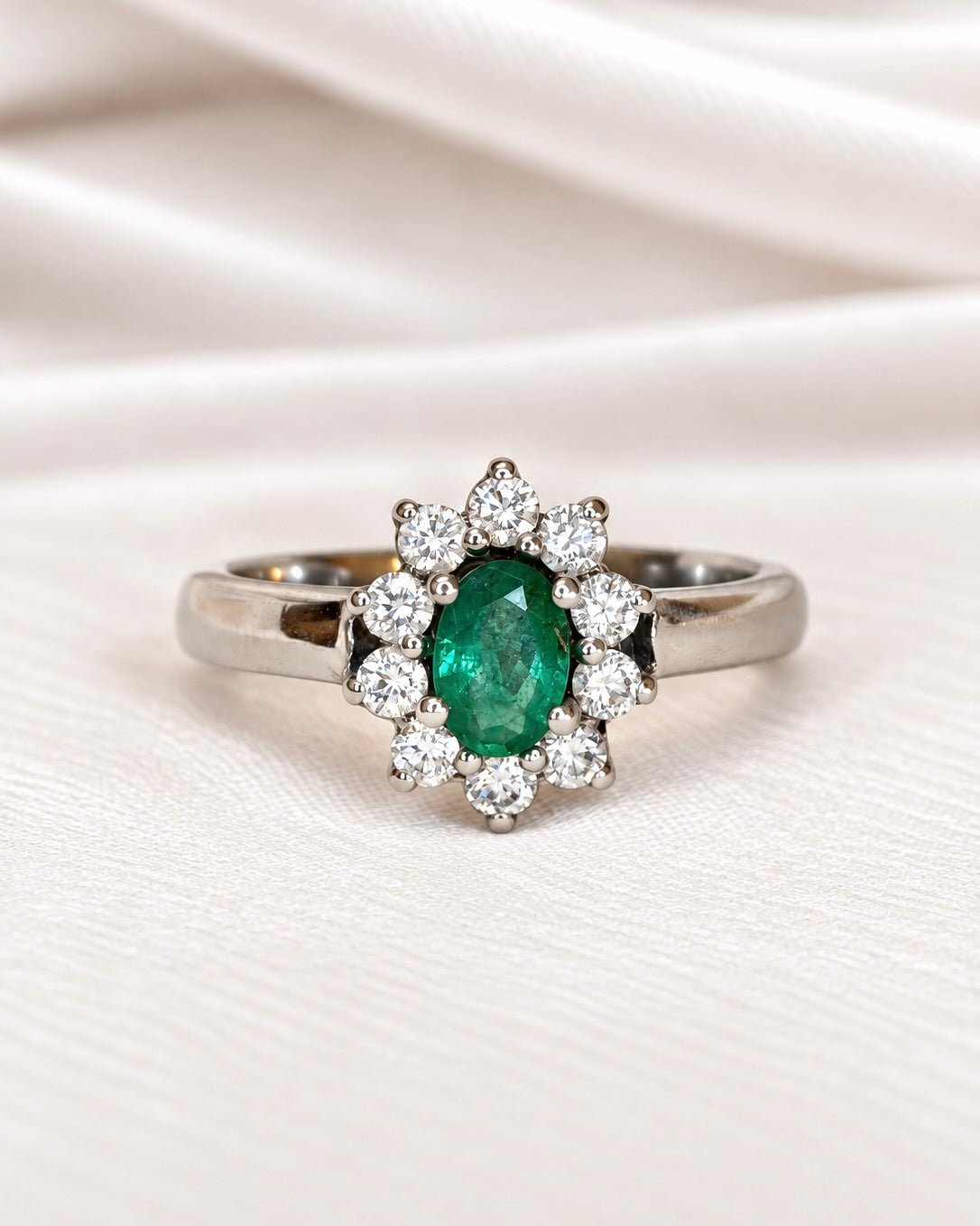 Bague Marguerite Émeraude 0.45 carat &amp; Diamants 0.40 carat 5.12g "Odette" - Elliade Paris