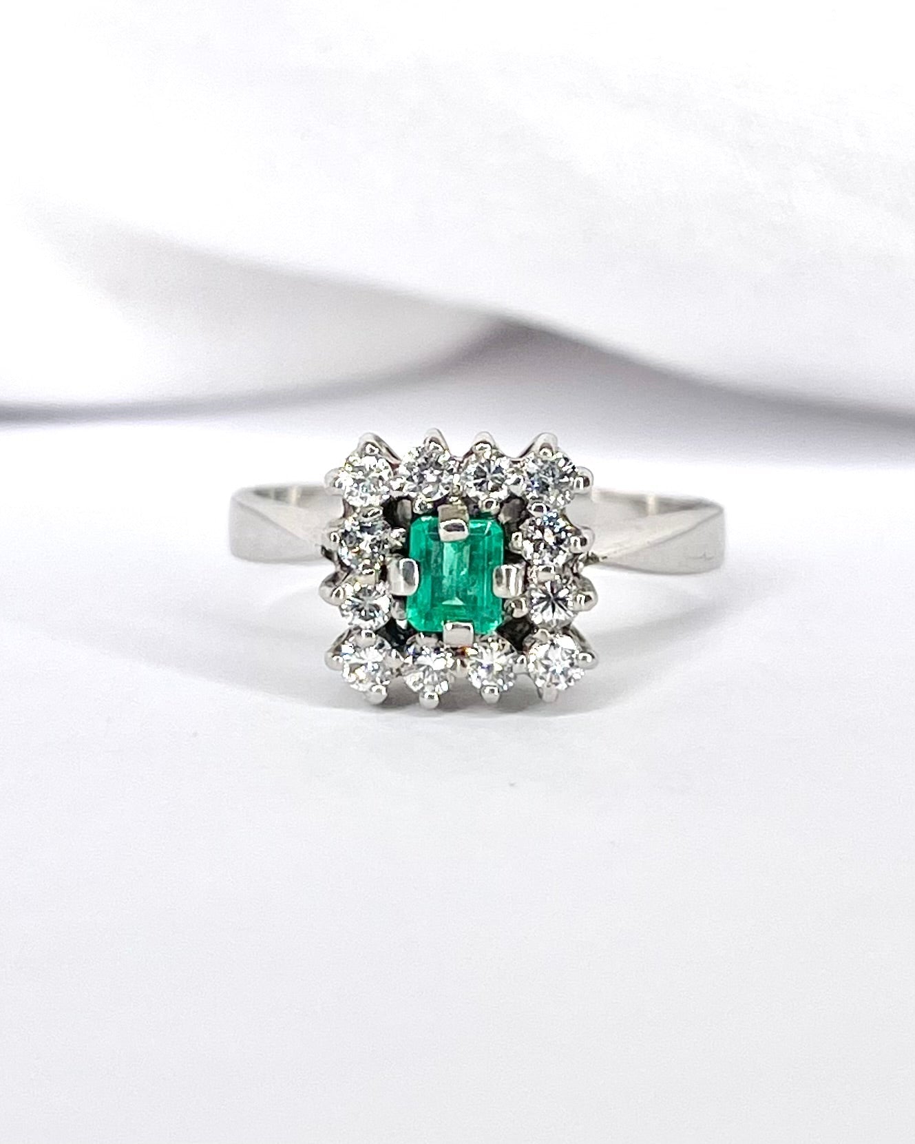 Bague Marguerite Émeraude 0.45 carat &amp; Diamants 4.24g "Tania" - Elliade Paris