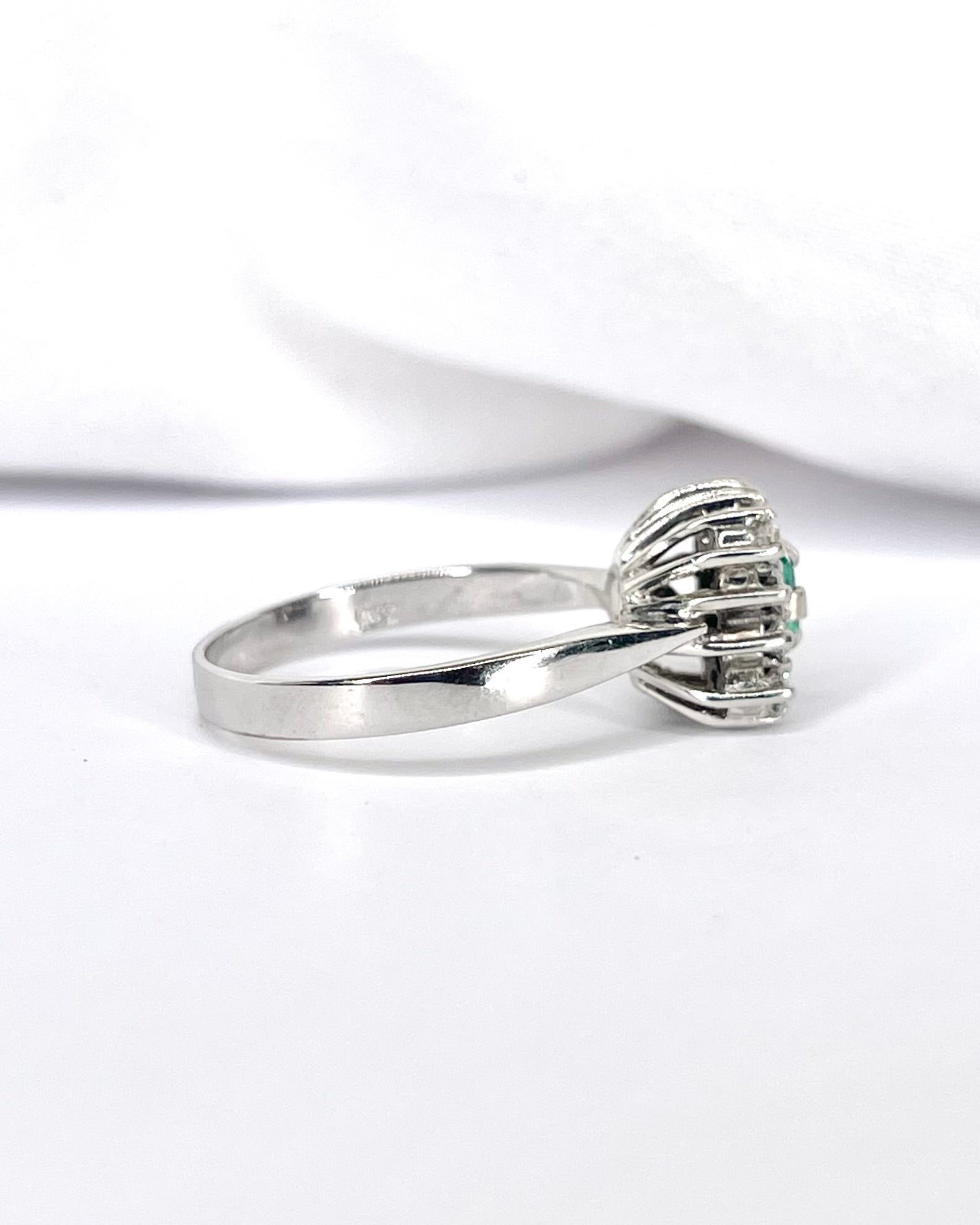 Bague Marguerite Émeraude 0.45 carat &amp; Diamants 4.24g "Tania" - Elliade Paris