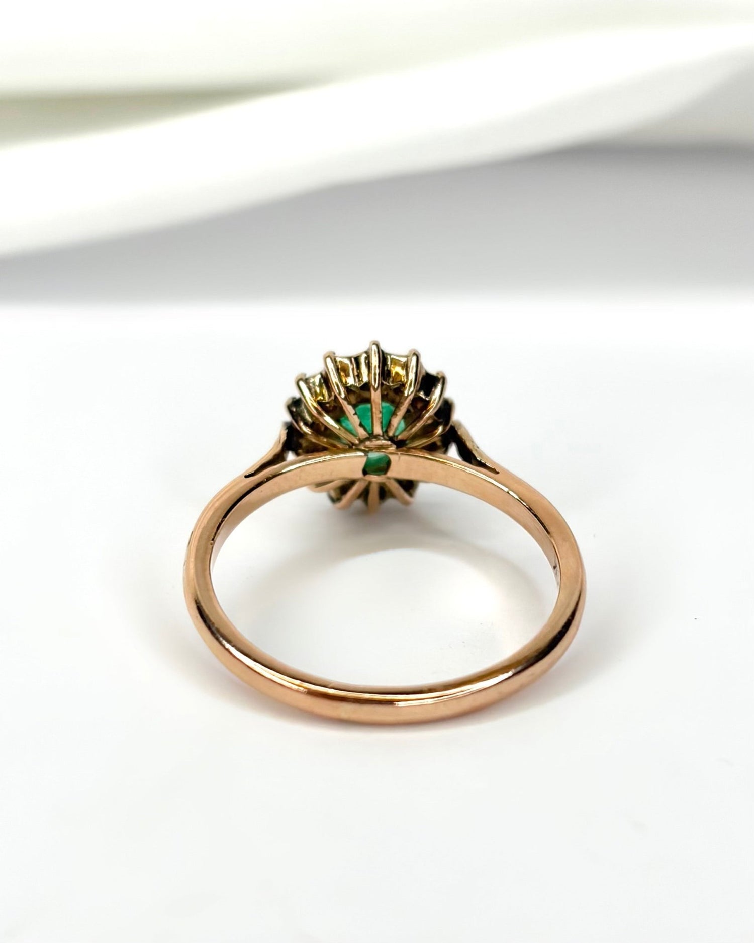 Bague Marguerite Émeraude 0.48 carat &amp; Diamants 0.28 carat "Cassandre" - Elliade Paris