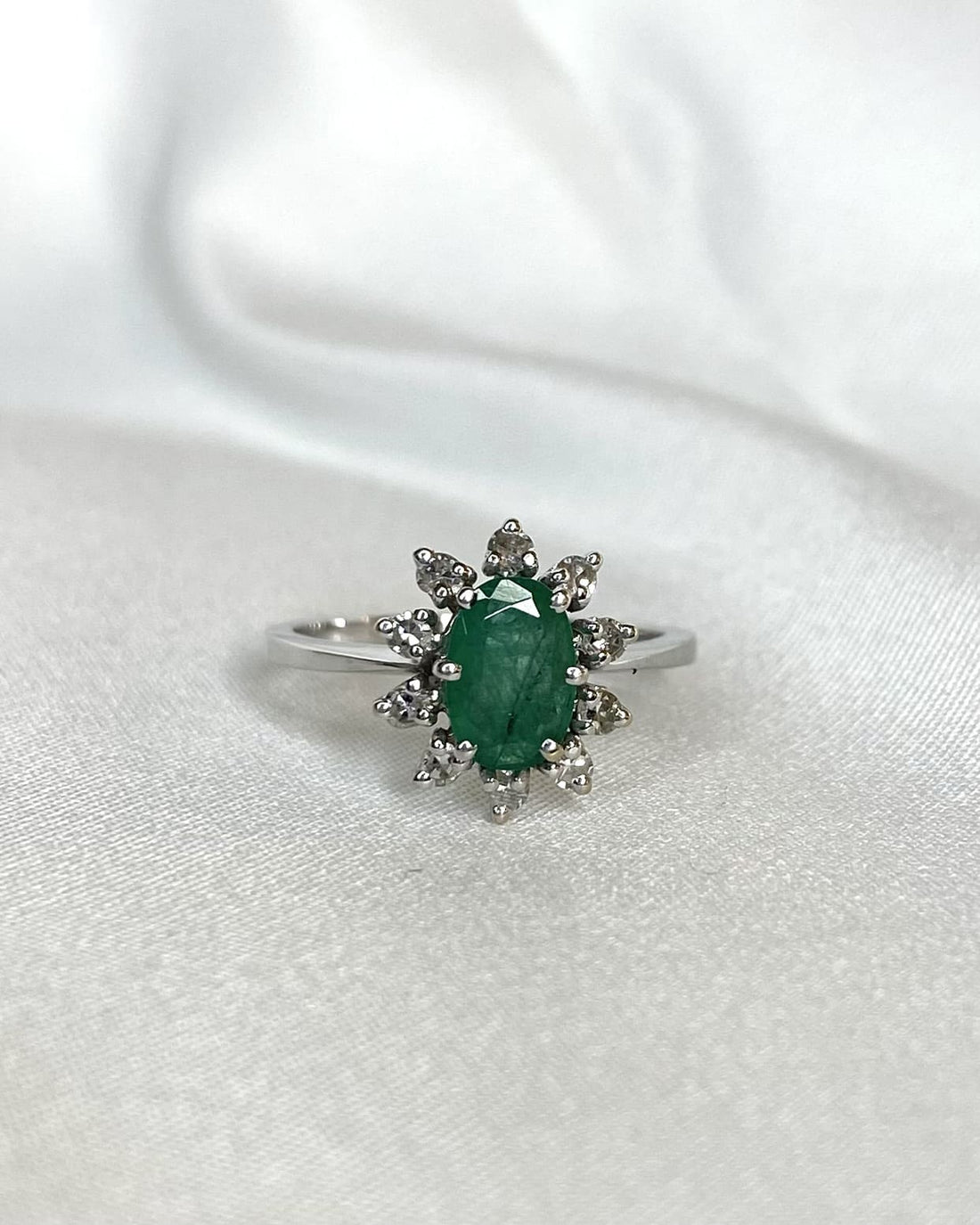 Bague Marguerite Emeraude 0.48 carat et Diamants "Xenia" - Elliade Paris