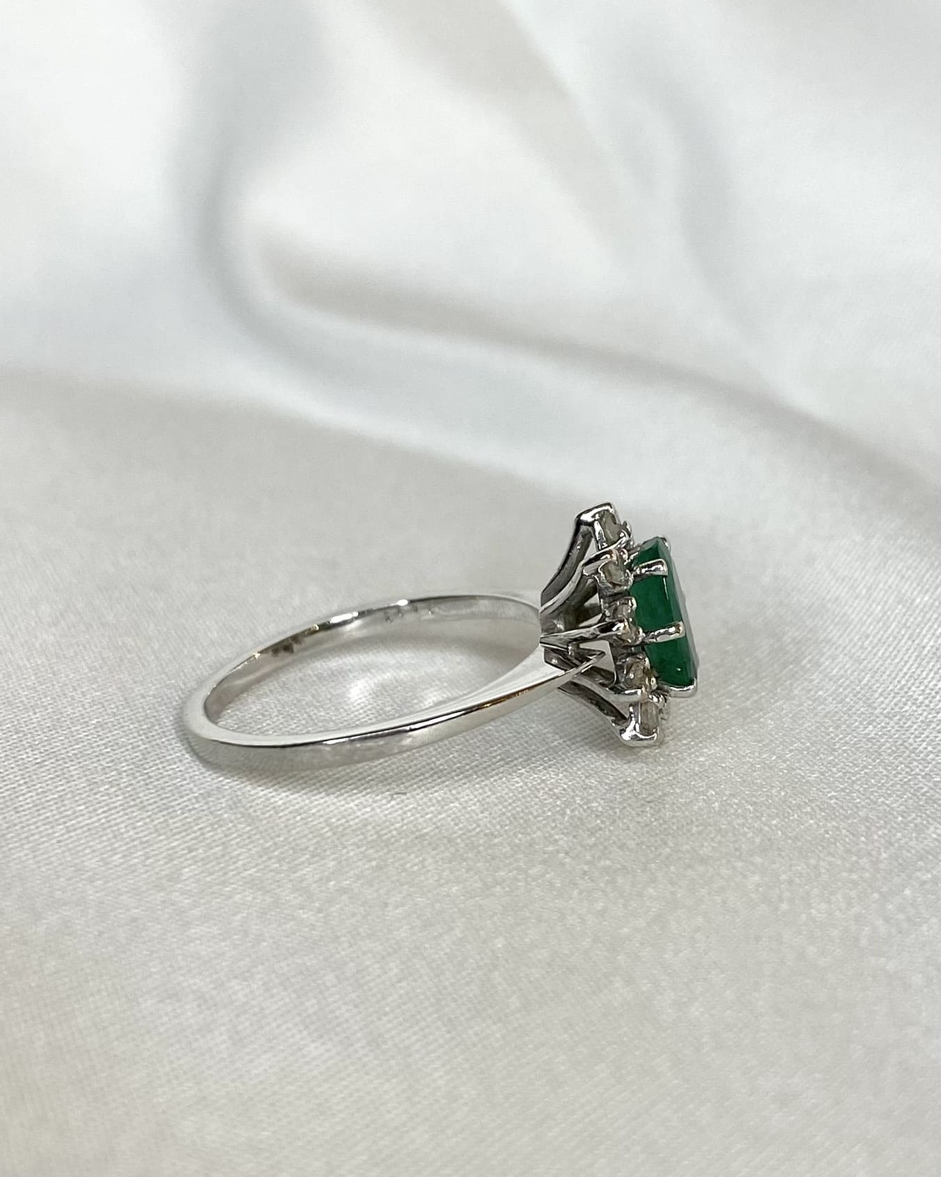 Bague Marguerite Emeraude 0.48 carat et Diamants "Xenia" - Elliade Paris