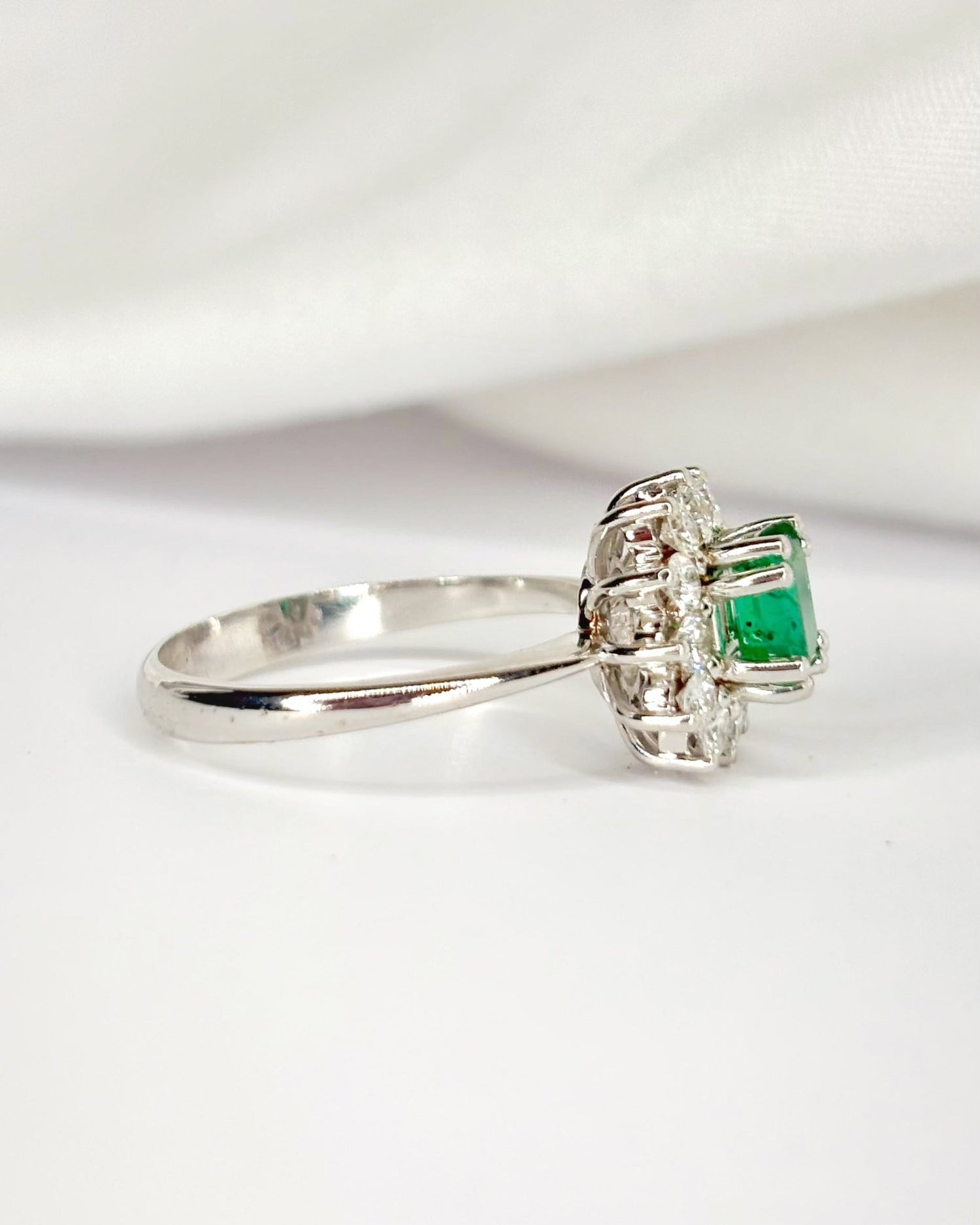 Bague Marguerite Émeraude 0.50 carat &amp; Diamants 0.30 carat "Clarisse" - Elliade Paris