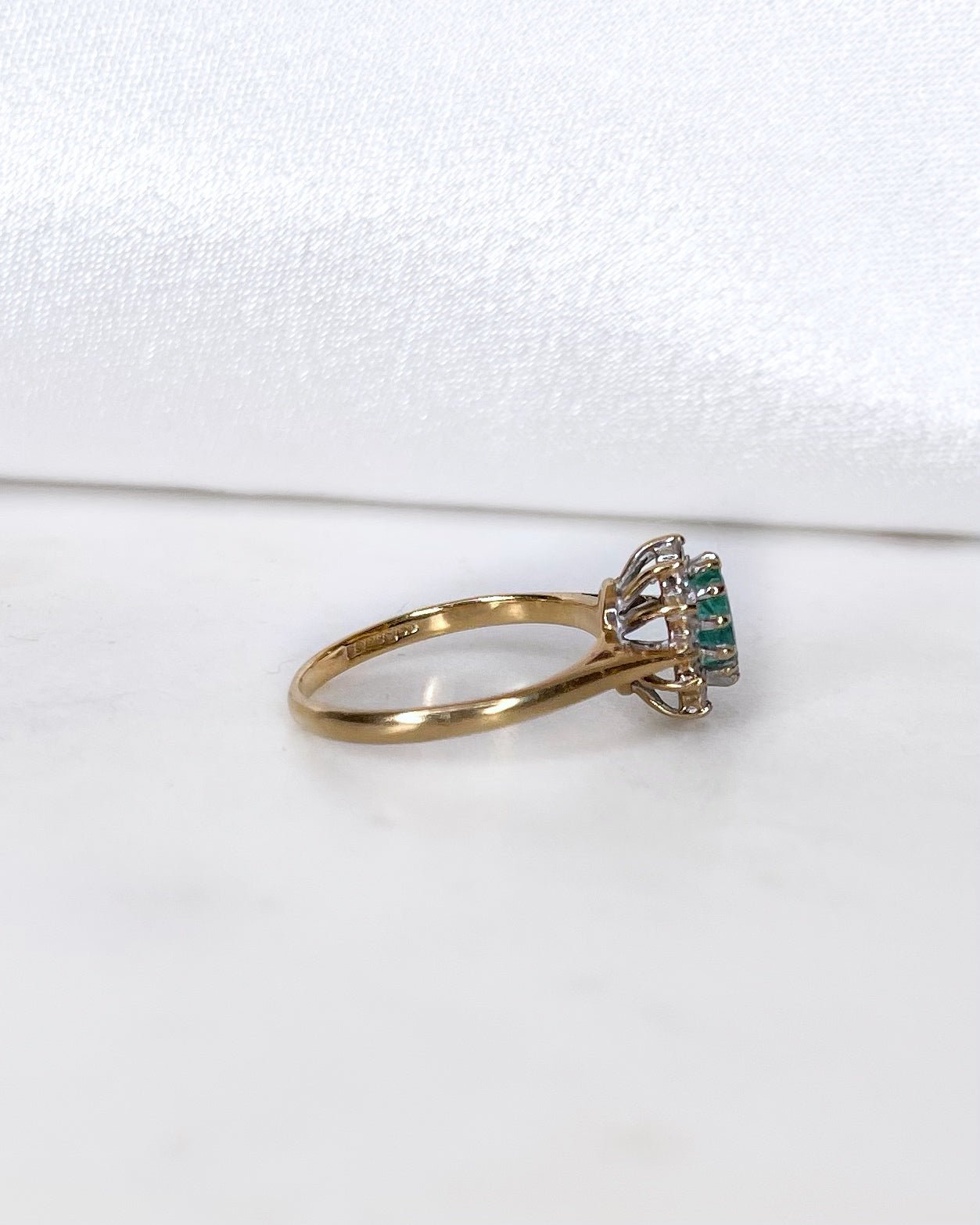 Bague Marguerite Émeraude 0.50 carat &amp; Diamants “Philippa” - Elliade Paris