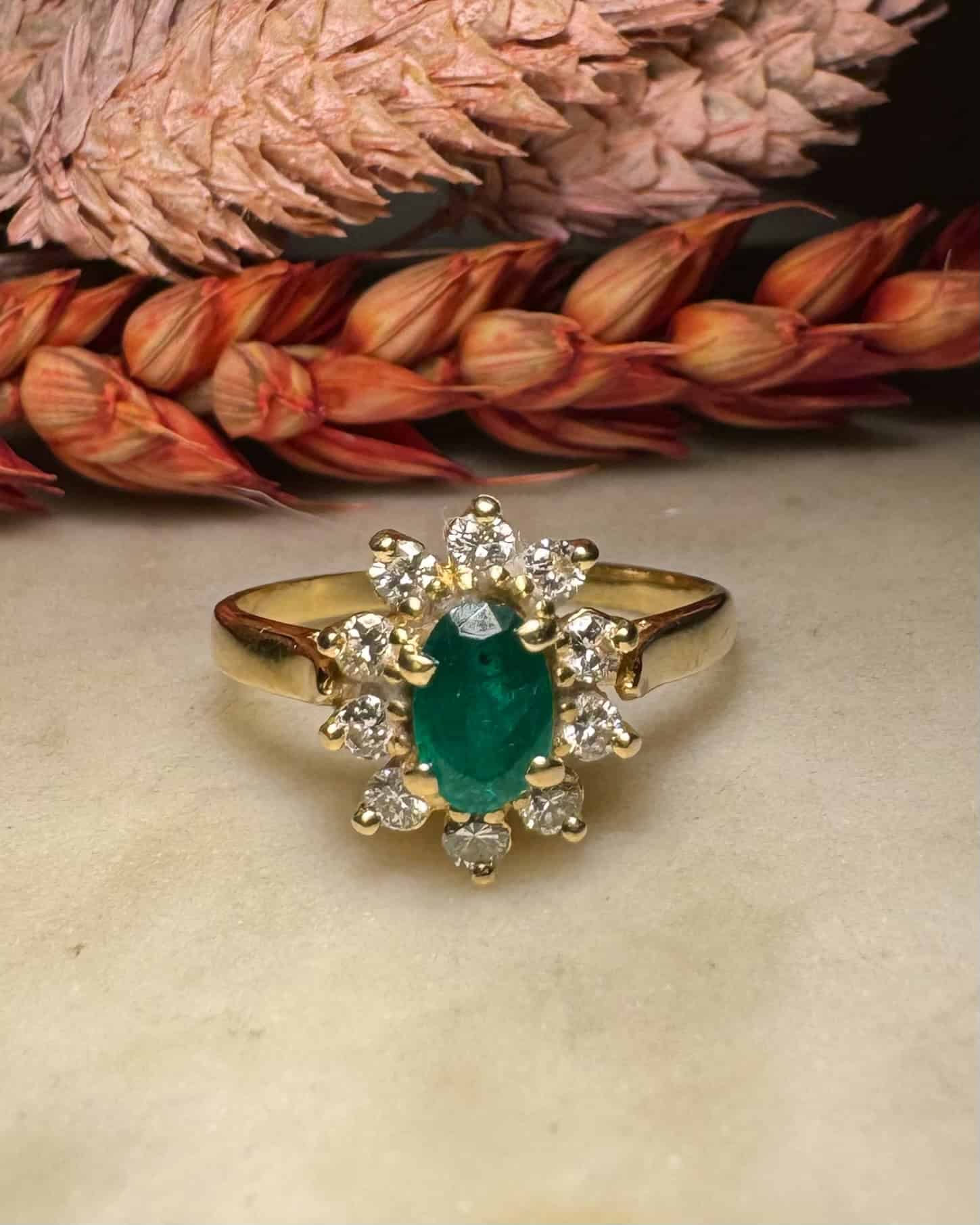 Bague Marguerite Émeraude 0.50 carat &amp; Diamants "Reyhan" - Elliade Paris