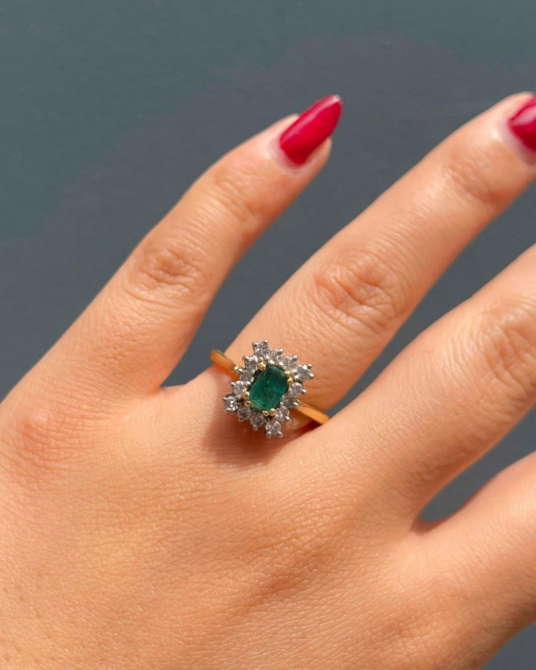 Bague Marguerite Émeraude 0.50 carat et Diamants &quot;Briara&quot; - Elliade Paris