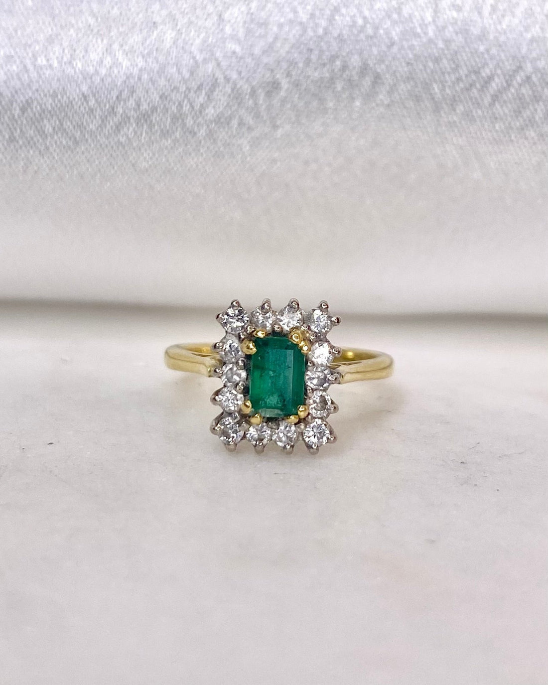 Bague Marguerite Émeraude 0.50 carat et Diamants &quot;Briara&quot; - Elliade Paris