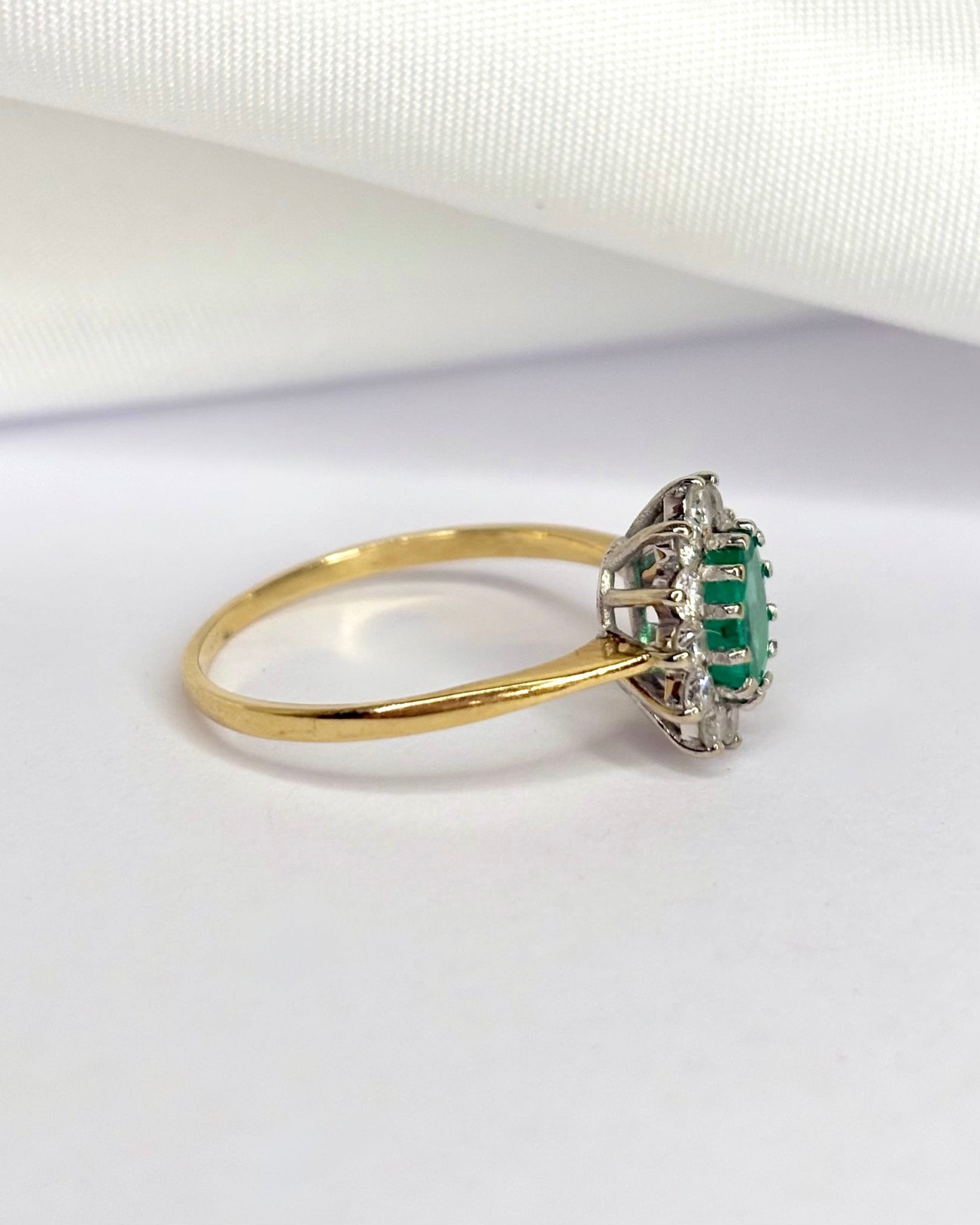 Bague Marguerite Émeraude 0.51 carat &amp; 12 Diamants "Tacha" - Elliade Paris