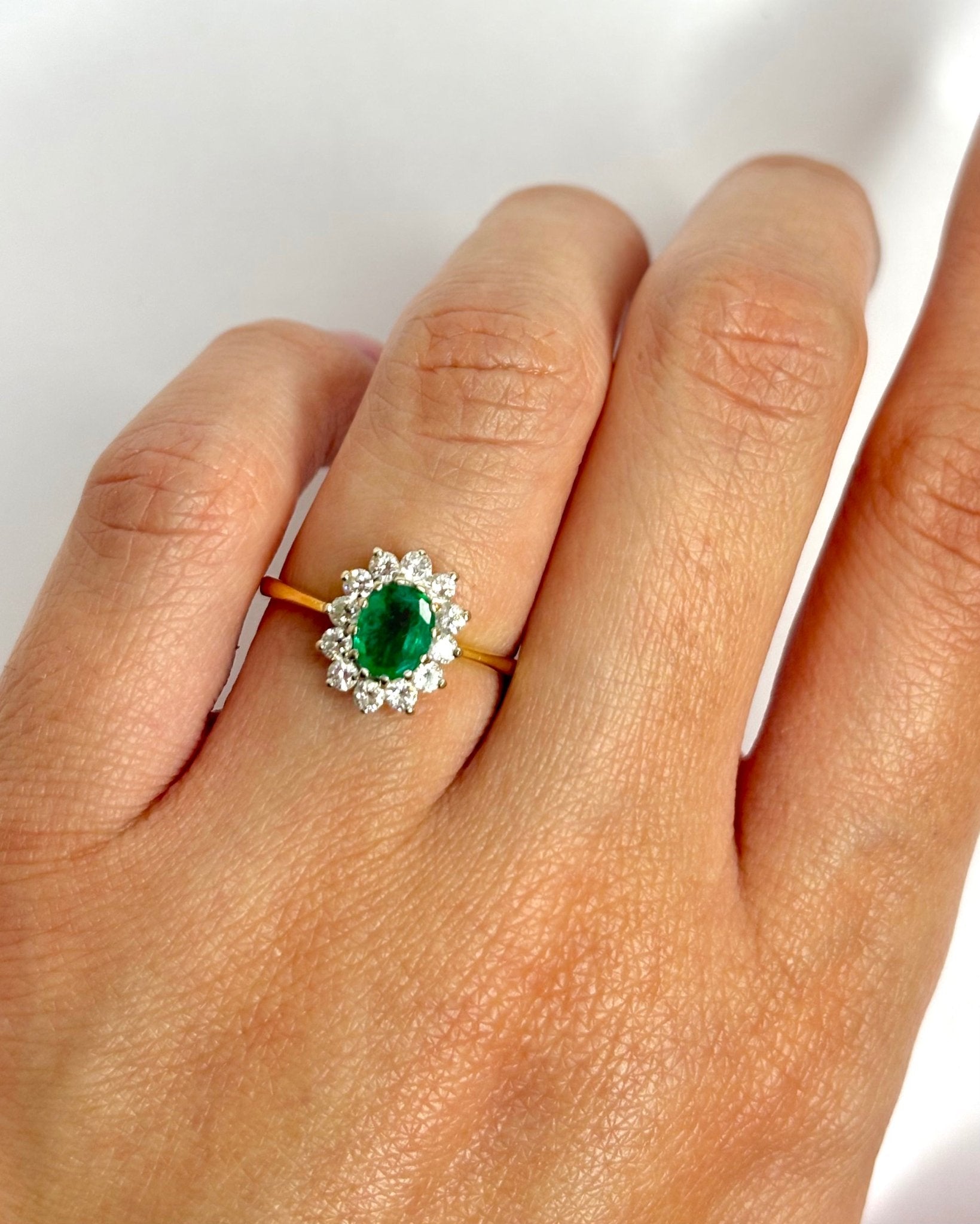 Bague Marguerite Émeraude 0.51 carat &amp; 12 Diamants "Tacha" - Elliade Paris