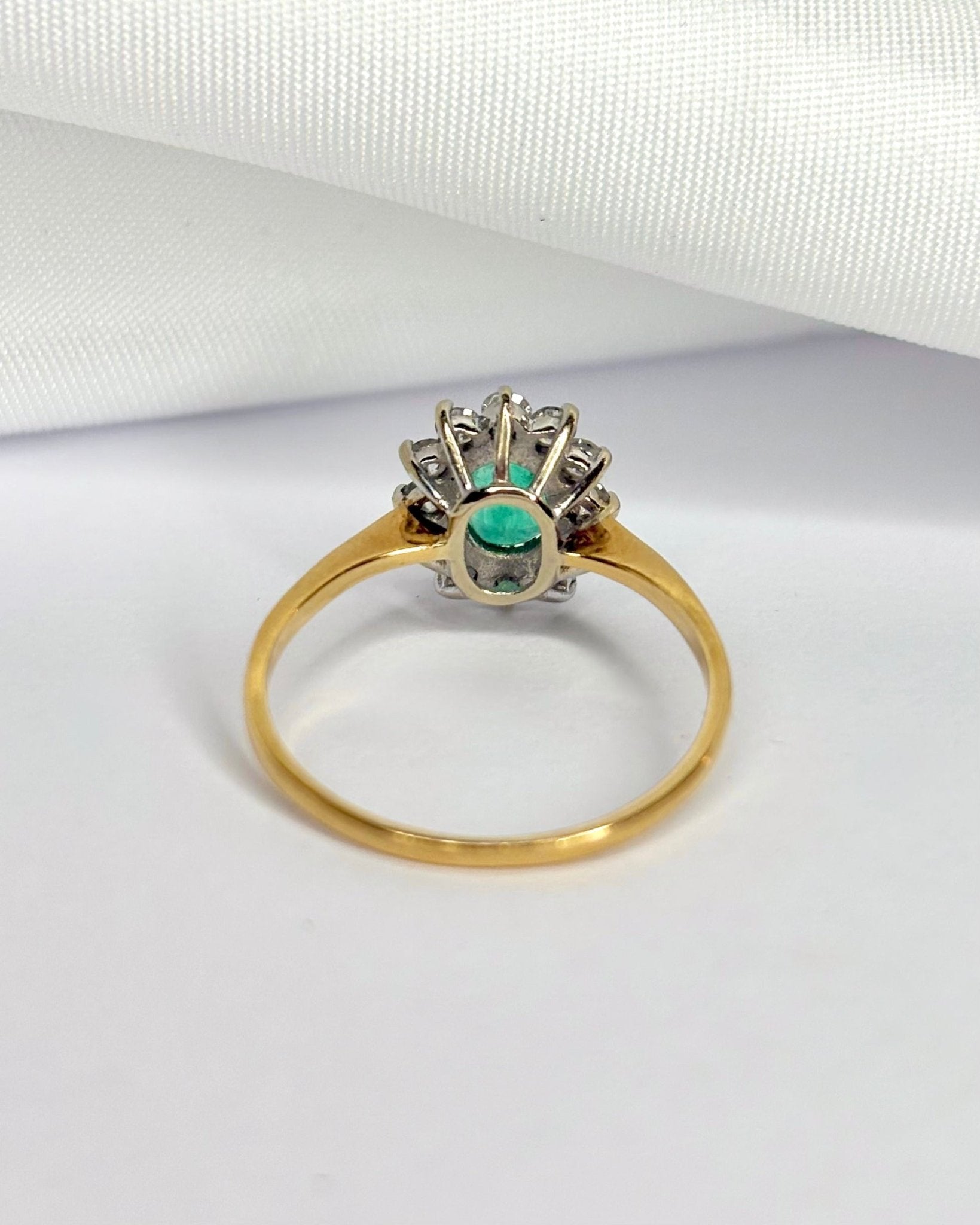Bague Marguerite Émeraude 0.51 carat &amp; 12 Diamants "Tacha" - Elliade Paris