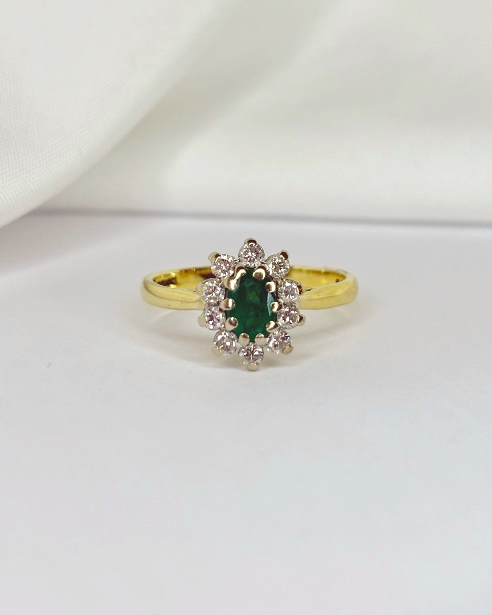 Bague Marguerite Émeraude 0.52 carat &amp; Diamants 0.30 carat "Nélya" - Elliade Paris