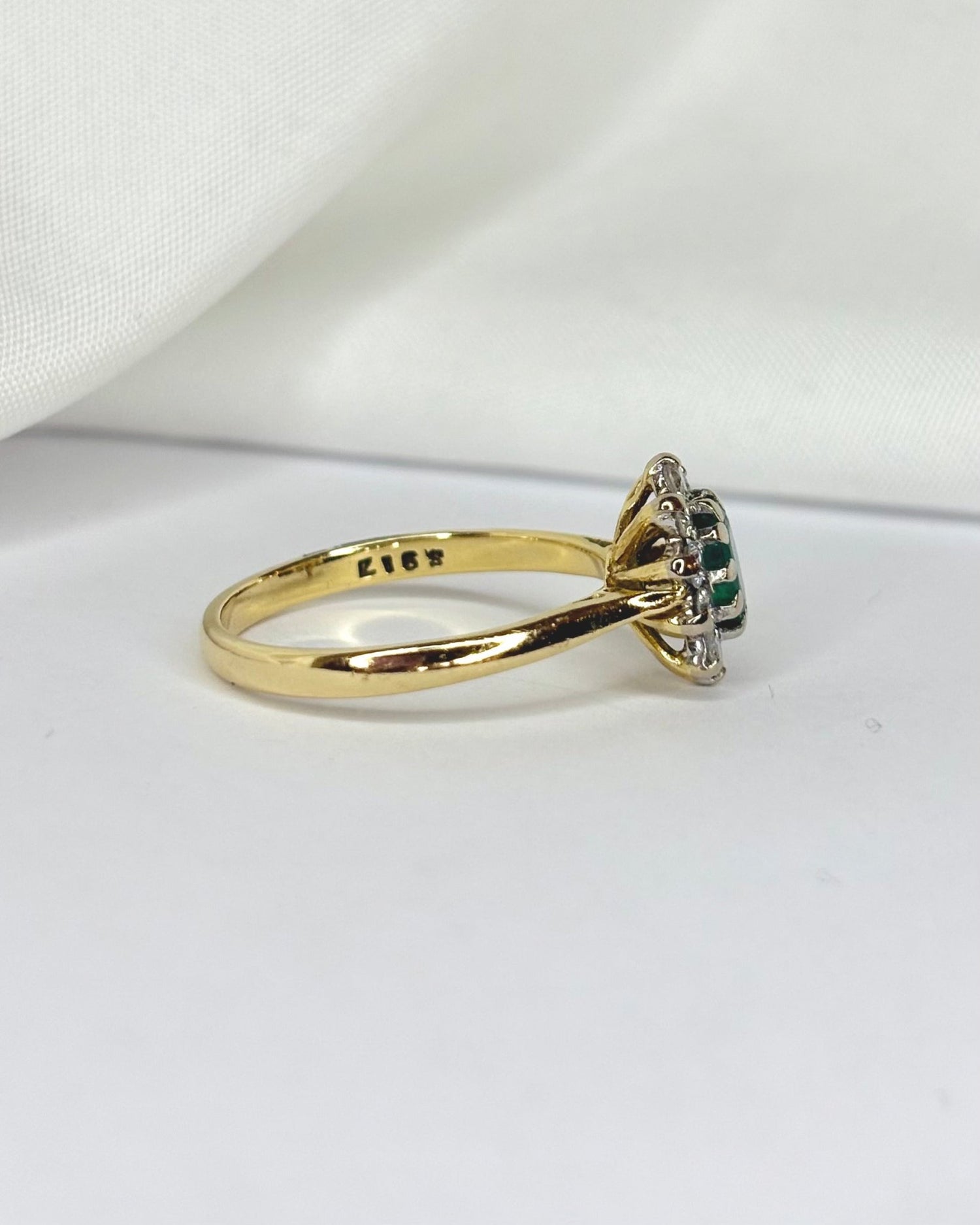 Bague Marguerite Émeraude 0.52 carat &amp; Diamants 0.30 carat &quot;Nélya&quot; - Elliade Paris