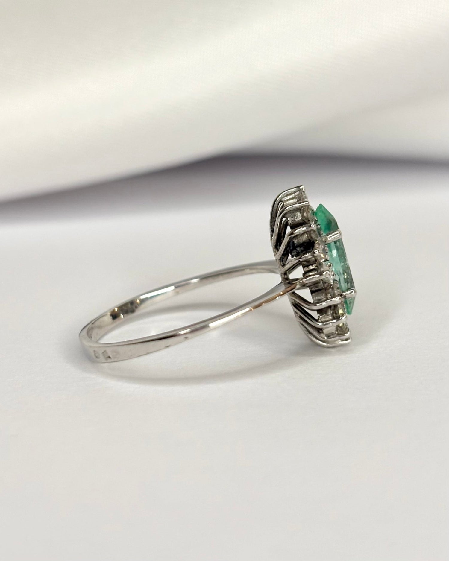 Bague Marguerite Émeraude 0.52 carat &amp; Diamants 0.48 carat "Arya" - Elliade Paris