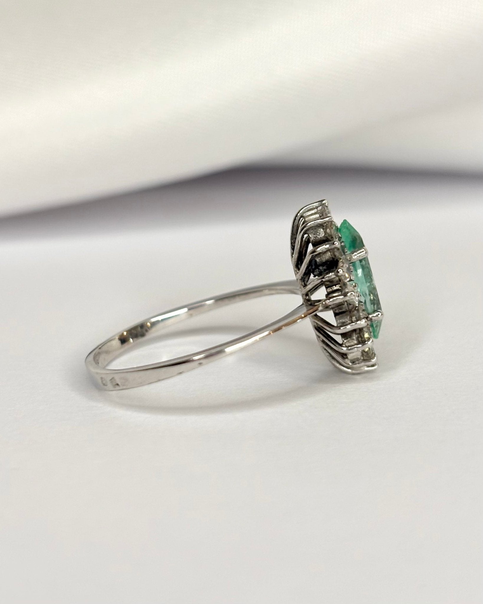 Bague Marguerite Émeraude 0.52 carat &amp; Diamants 0.48 carat "Arya" - Elliade Paris