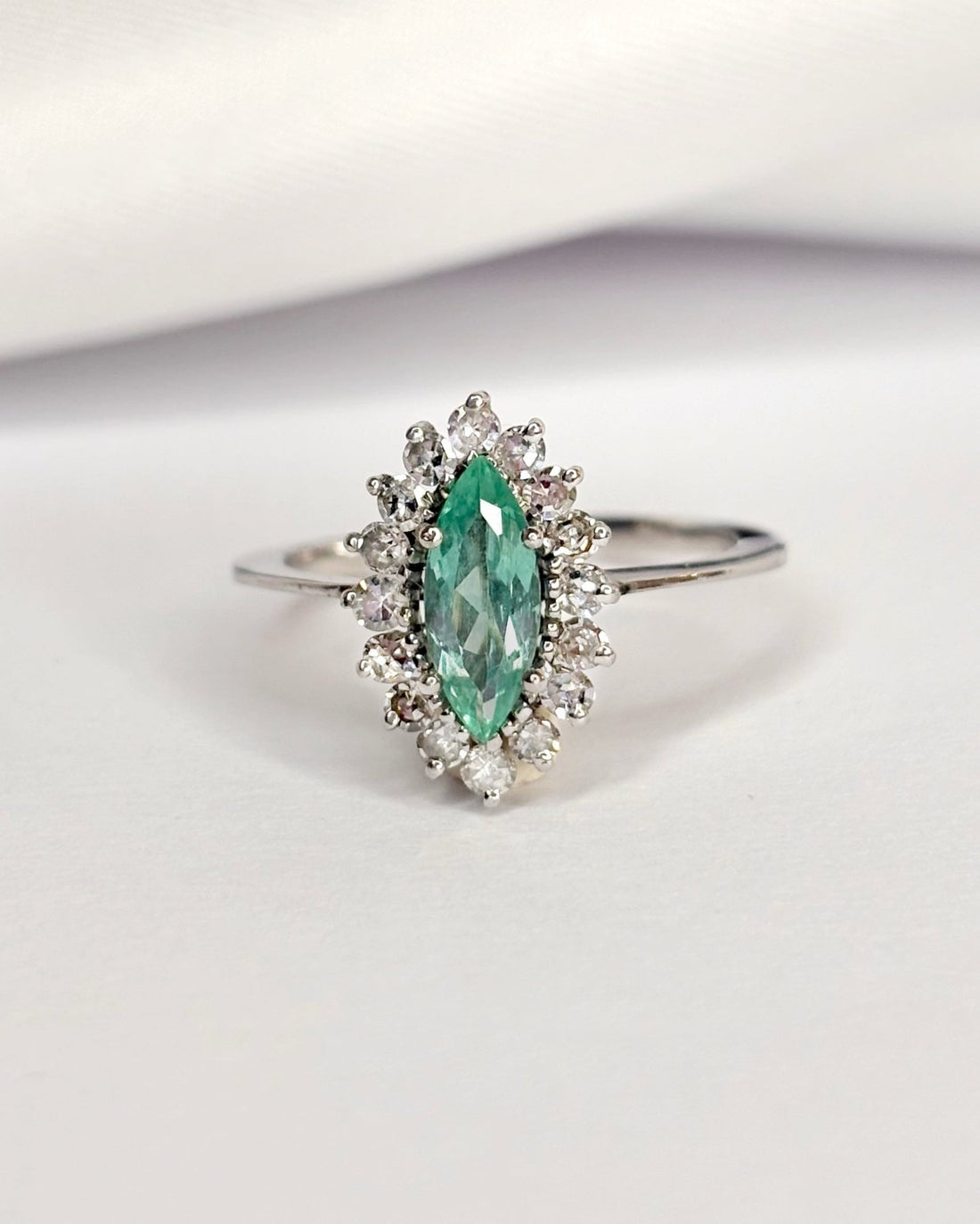 Bague Marguerite Émeraude 0.52 carat &amp; Diamants 0.48 carat "Arya" - Elliade Paris