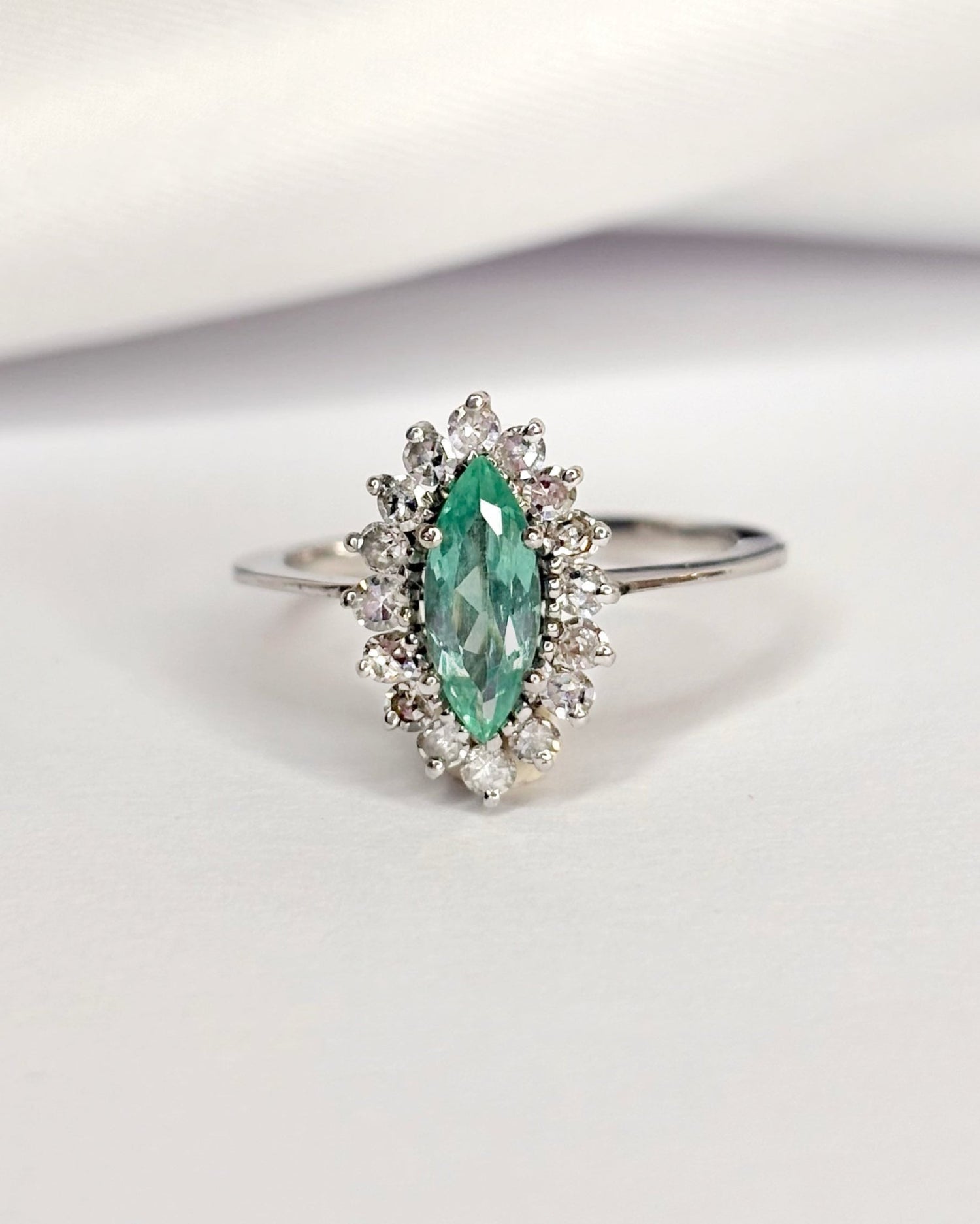 Bague Marguerite Émeraude 0.52 carat &amp; Diamants 0.48 carat "Arya" - Elliade Paris