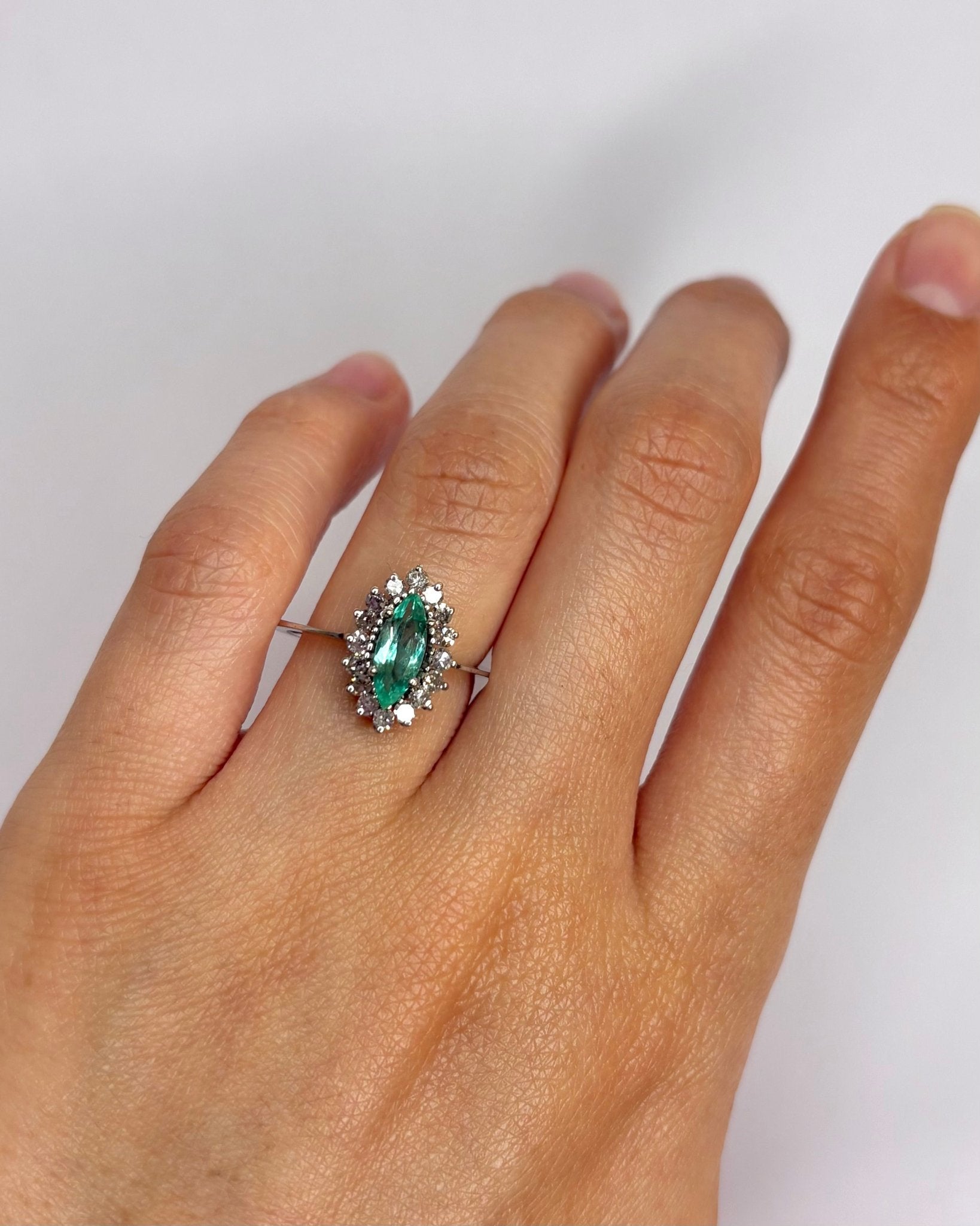 Bague Marguerite Émeraude 0.52 carat &amp; Diamants 0.48 carat "Arya" - Elliade Paris