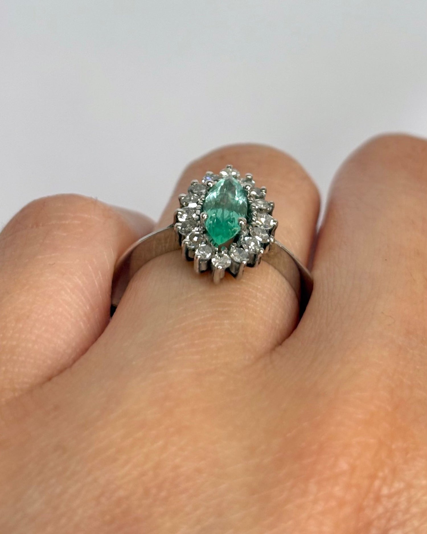Bague Marguerite Émeraude 0.52 carat &amp; Diamants 0.48 carat "Arya" - Elliade Paris