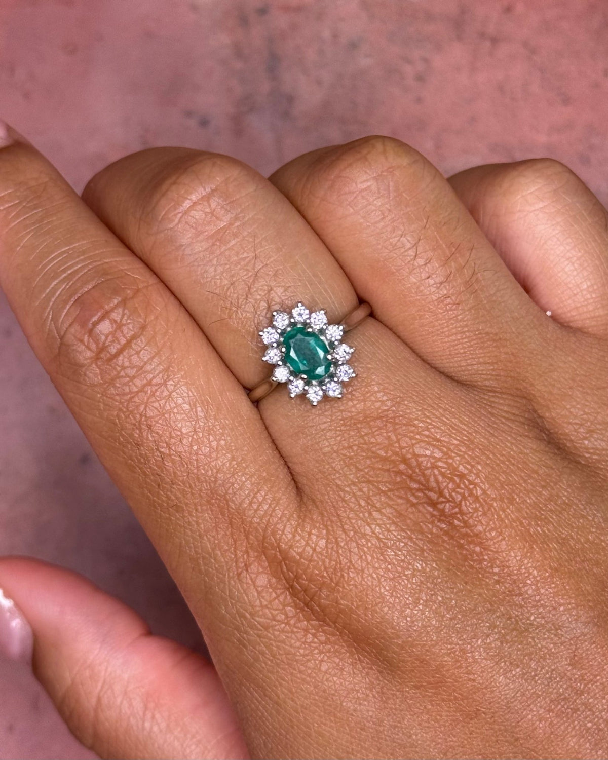 Bague Marguerite Émeraude 0.54 carat &amp; Diamants 0.24 carat "Philomène" - Elliade Paris