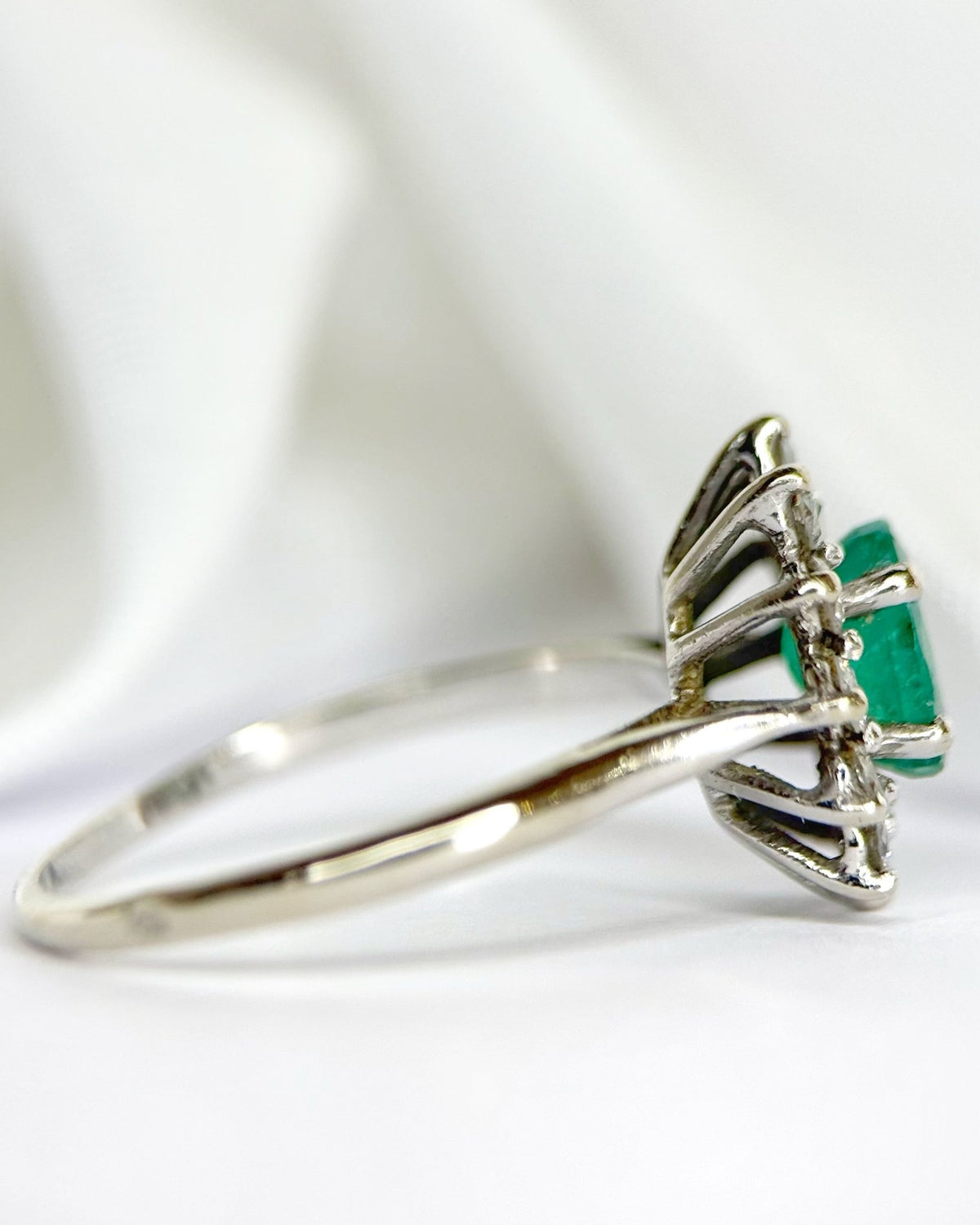 Bague Marguerite Émeraude 0.54 carat &amp; Diamants 0.24 carat "Philomène" - Elliade Paris