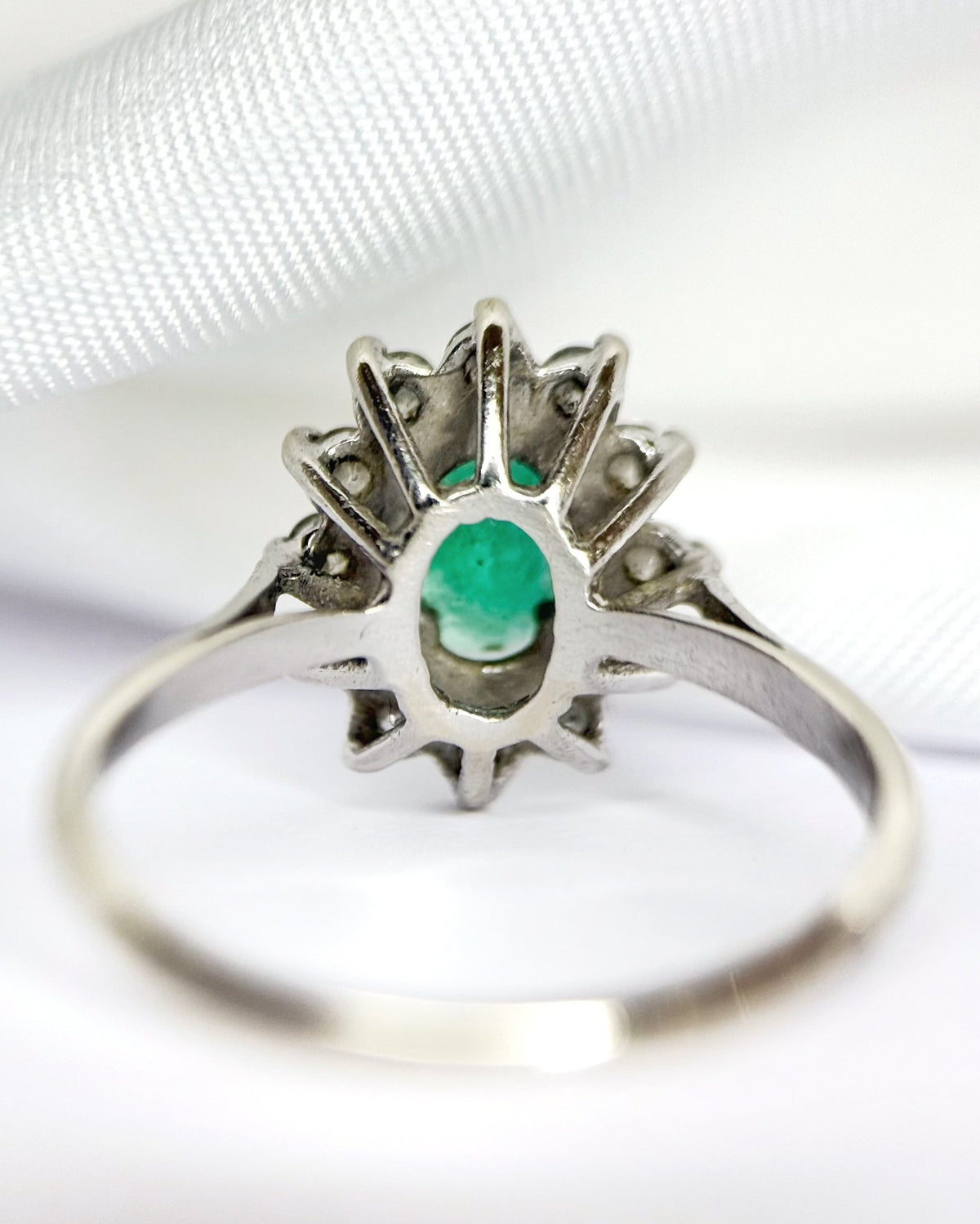 Bague Marguerite Émeraude 0.54 carat &amp; Diamants 0.24 carat "Philomène" - Elliade Paris