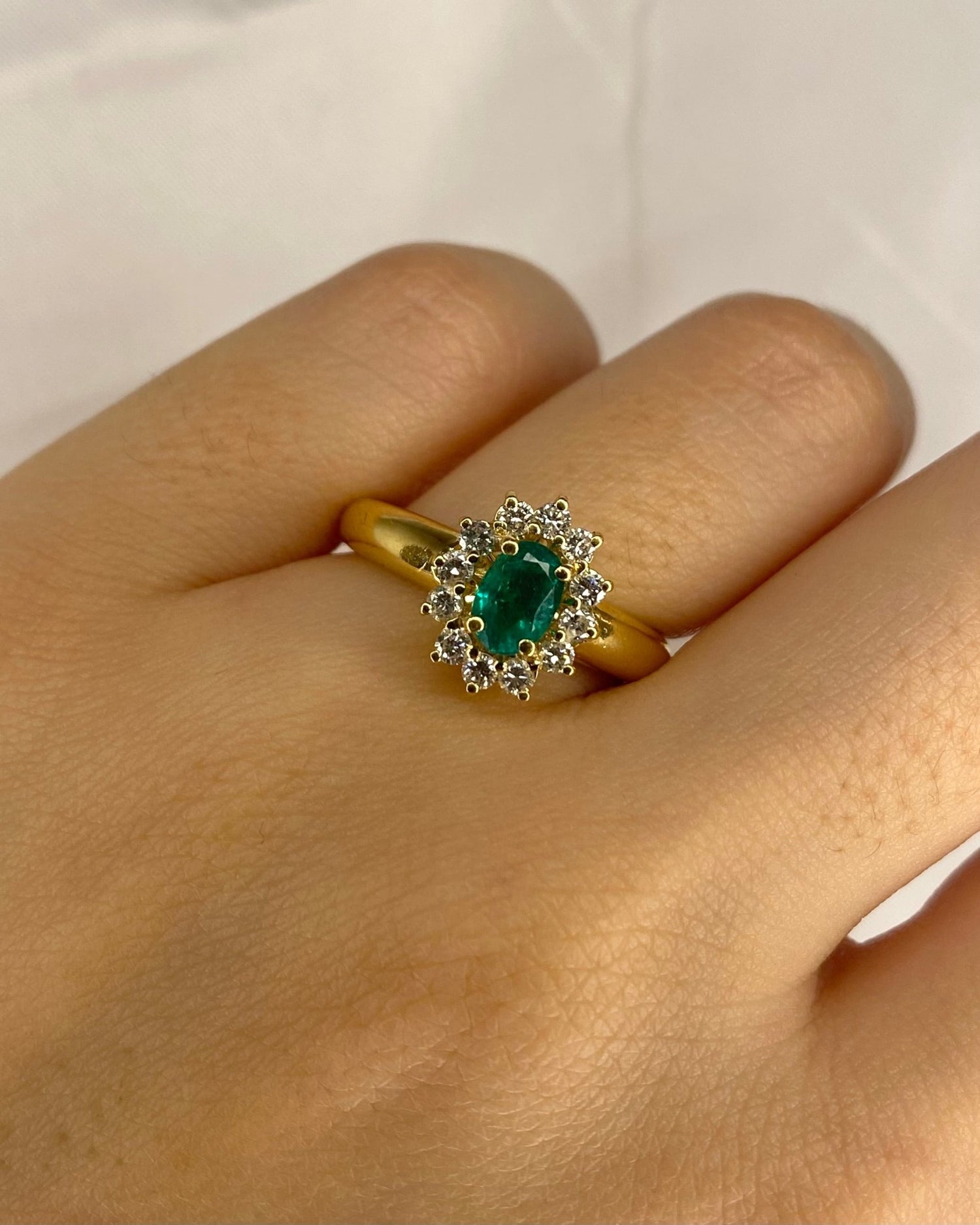 Bague Marguerite Émeraude 0.54 carat &amp; Diamants 0.24 carat "Raphaelle" - Elliade Paris