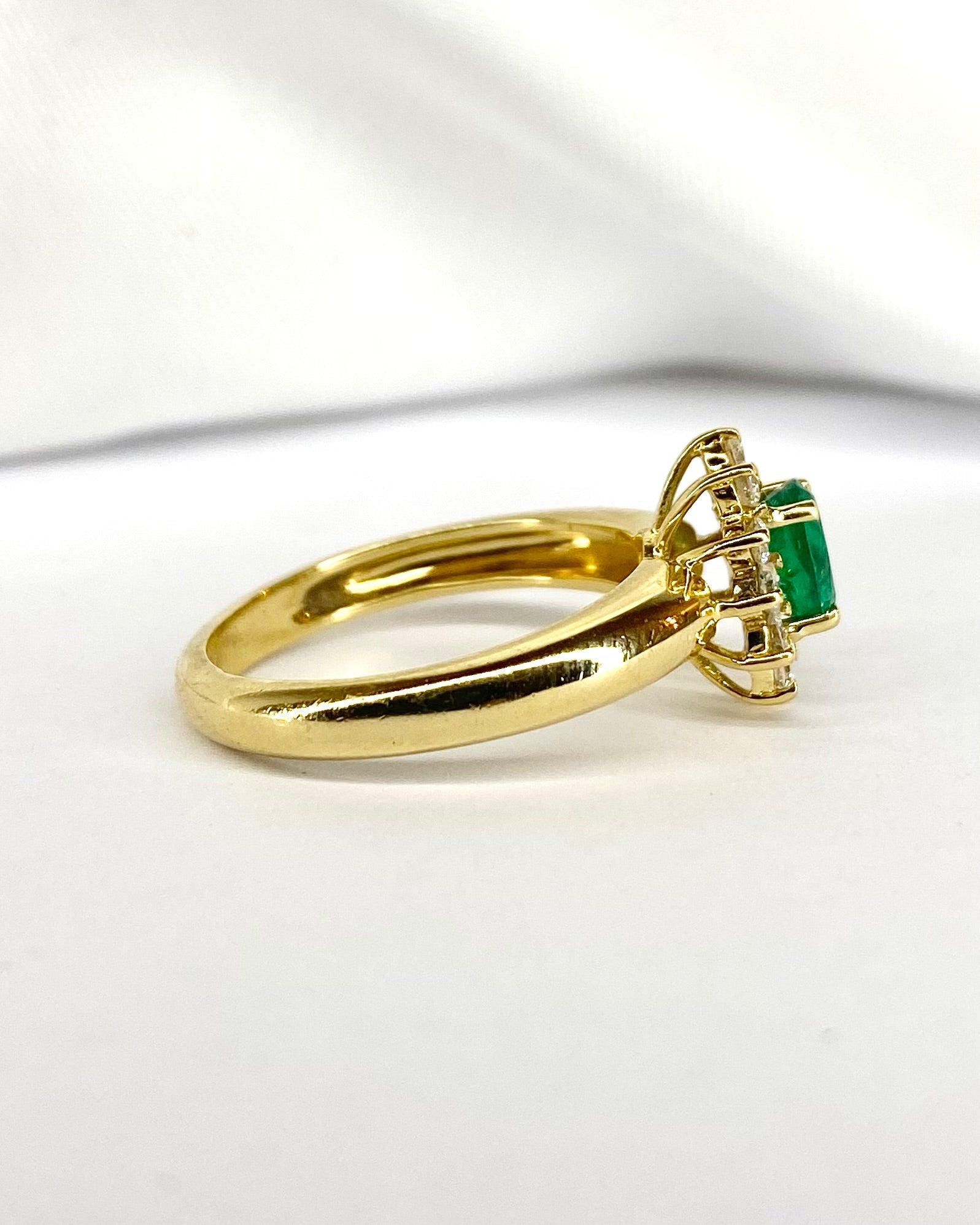 Bague Marguerite Émeraude 0.54 carat &amp; Diamants 0.24 carat "Raphaelle" - Elliade Paris