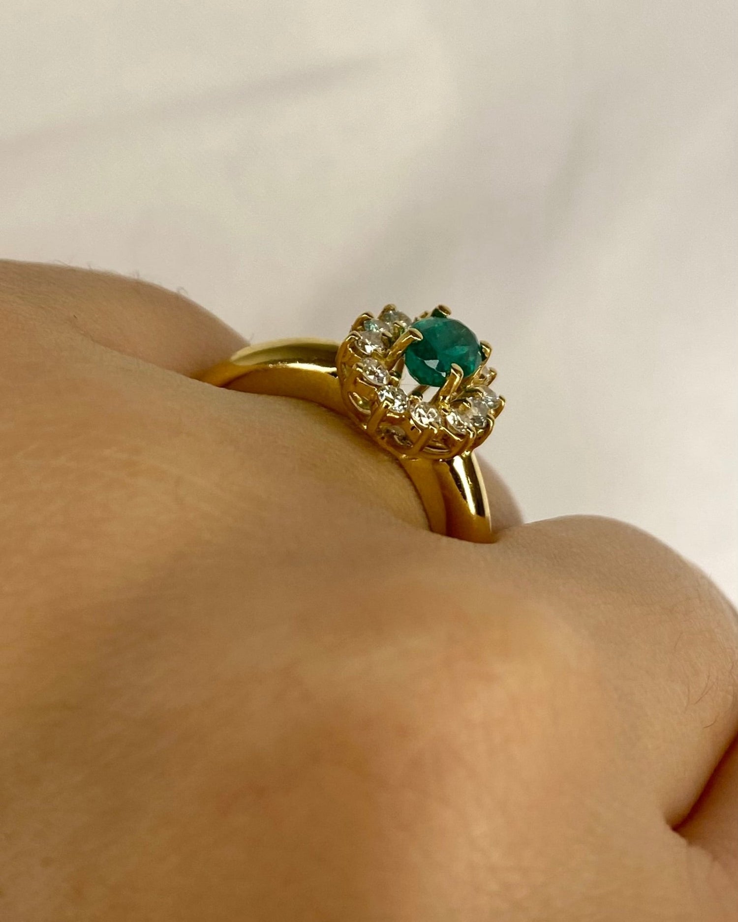 Bague Marguerite Émeraude 0.54 carat &amp; Diamants 0.24 carat "Raphaelle" - Elliade Paris