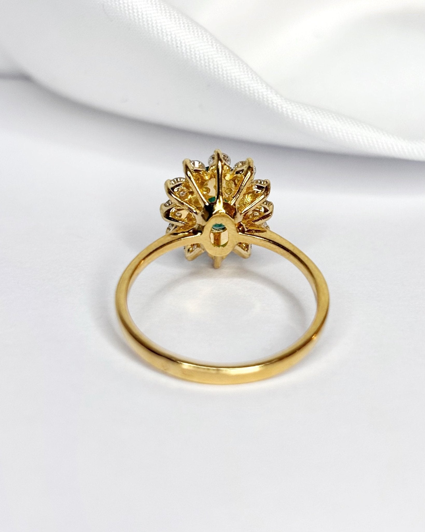 Bague Marguerite Émeraude 0.54 carat &amp; Diamants 0.36 carat "Margrethe" - Elliade Paris