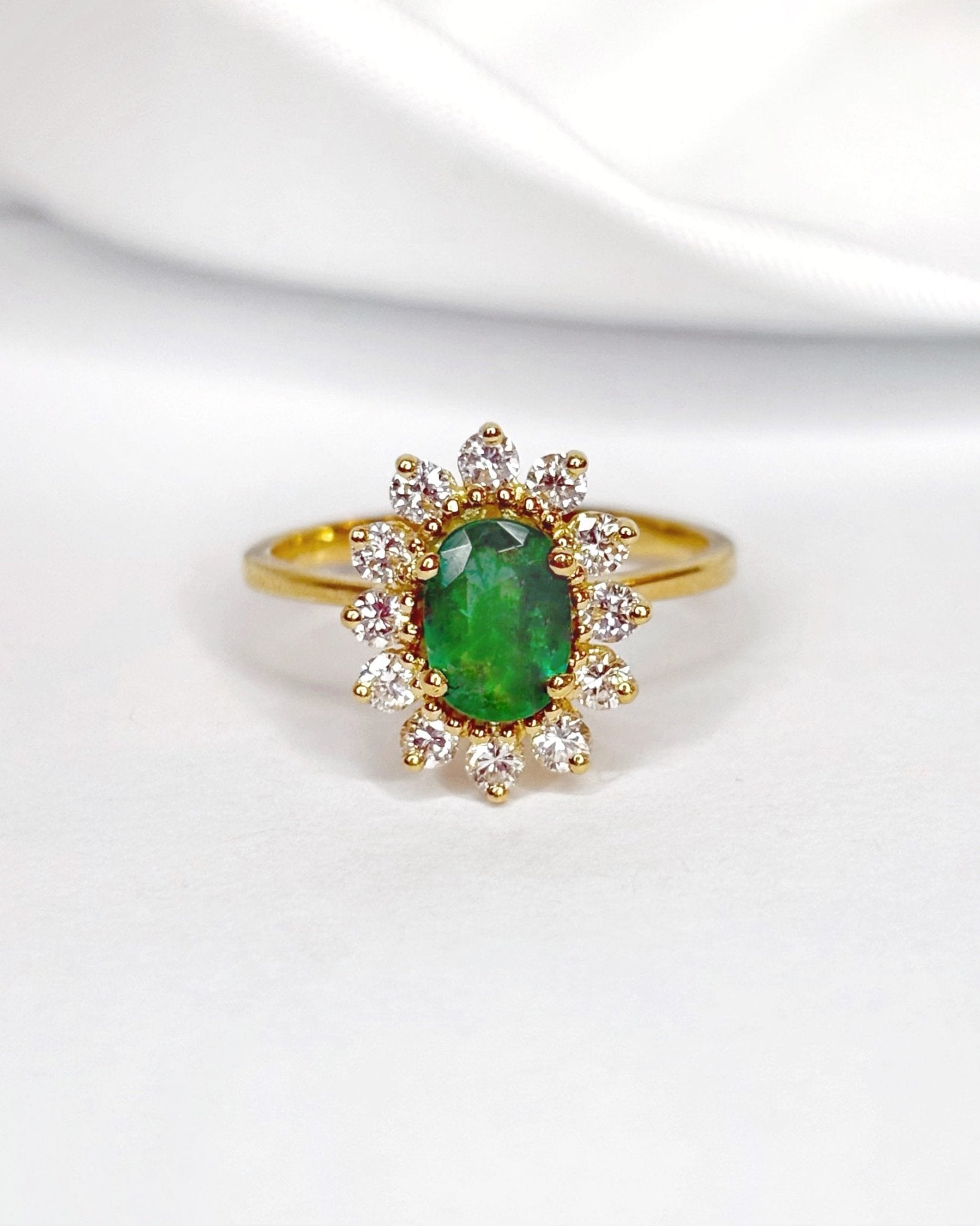 Bague Marguerite Émeraude 0.54 carat &amp; Diamants 0.36 carat "Margrethe" - Elliade Paris