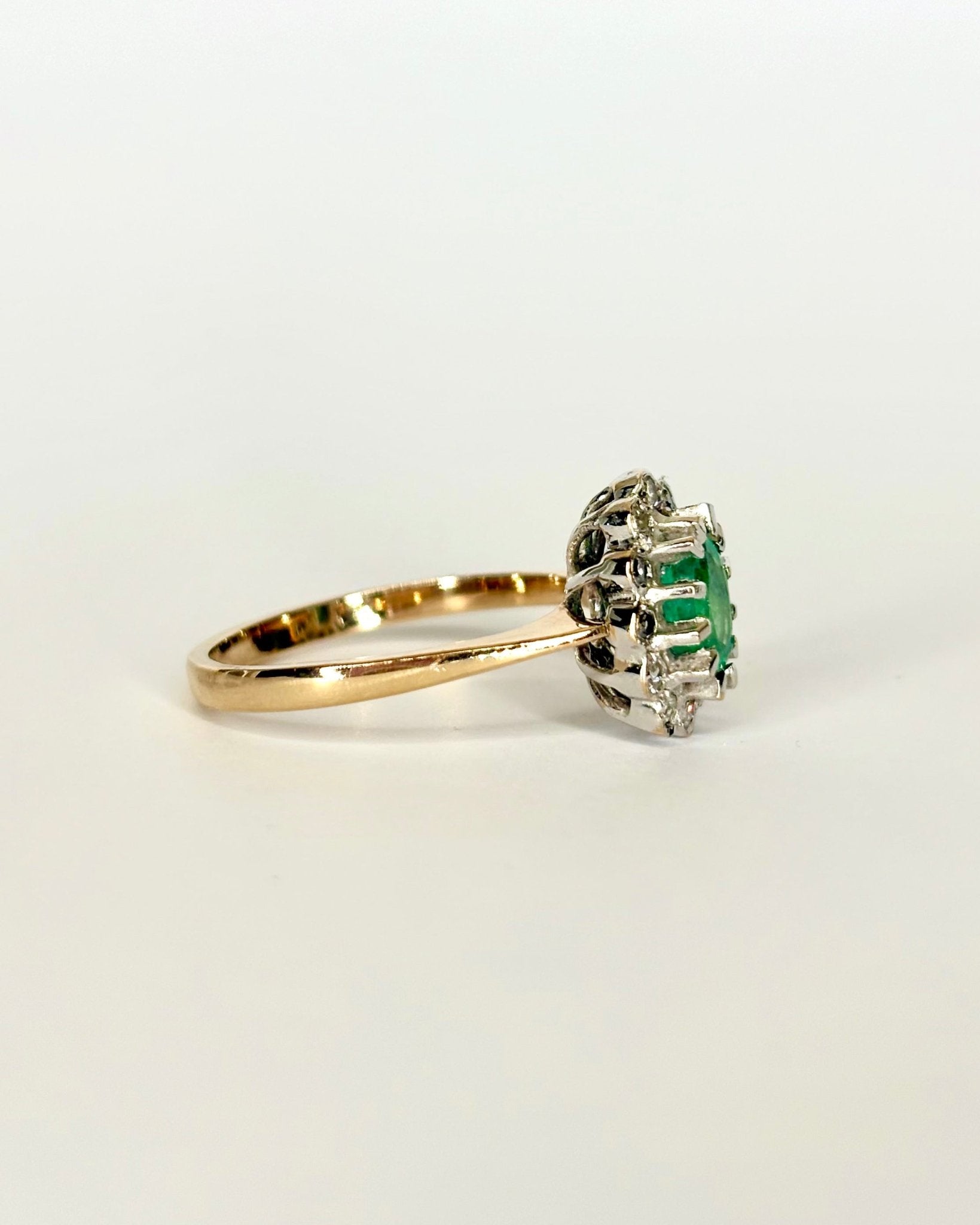 Bague Marguerite Émeraude 0.54 ct &amp; 12 Diamants "Thérèse" - Elliade Paris