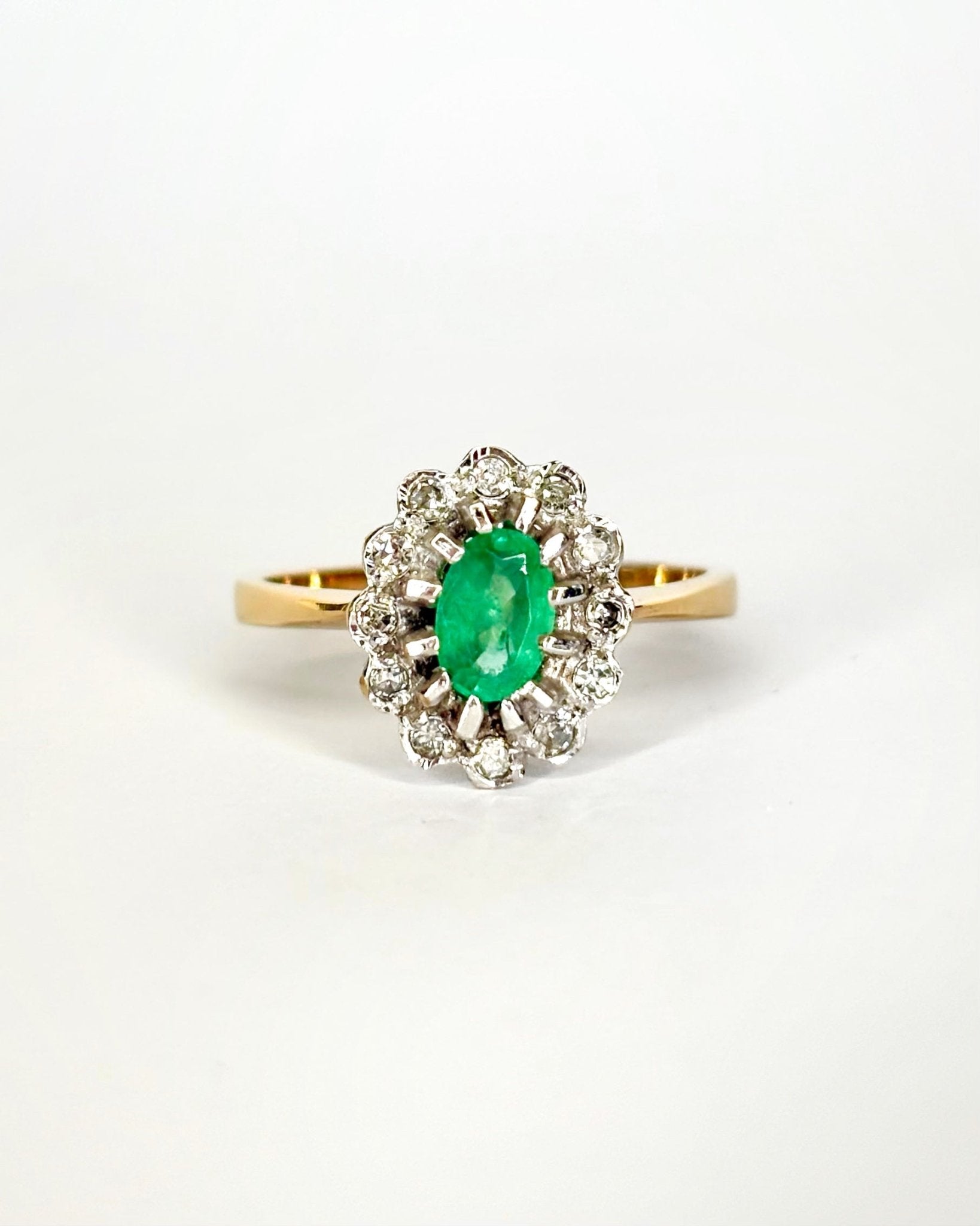 Bague Marguerite Émeraude 0.54 ct &amp; 12 Diamants "Thérèse" - Elliade Paris
