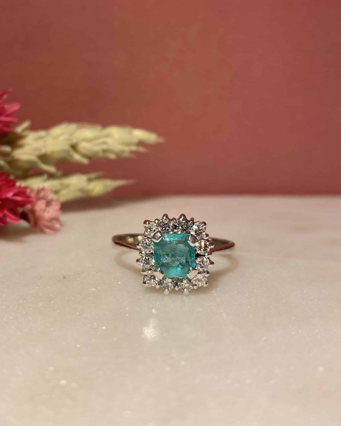Bague Marguerite Émeraude 0.55 carat &amp; Diamants &quot;Ayla&quot; - Elliade Paris