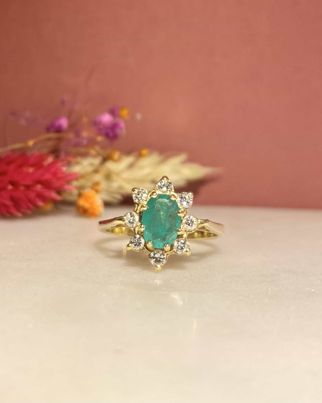 Bague Marguerite Émeraude 0.55 carat &amp; Diamants &quot;Clémentine&quot; - Elliade Paris