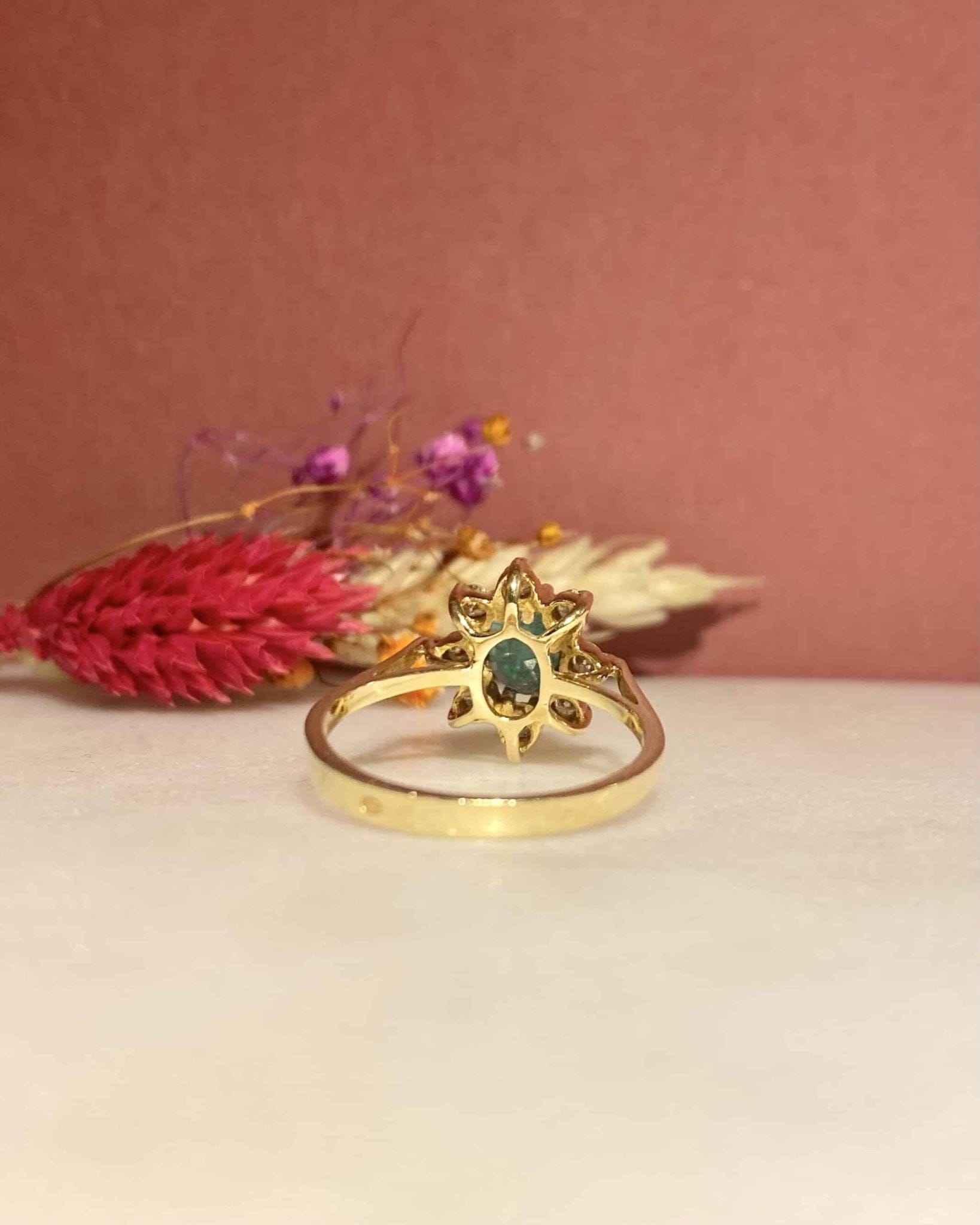 Bague Marguerite Émeraude 0.55 carat &amp; Diamants "Clémentine" - Elliade Paris