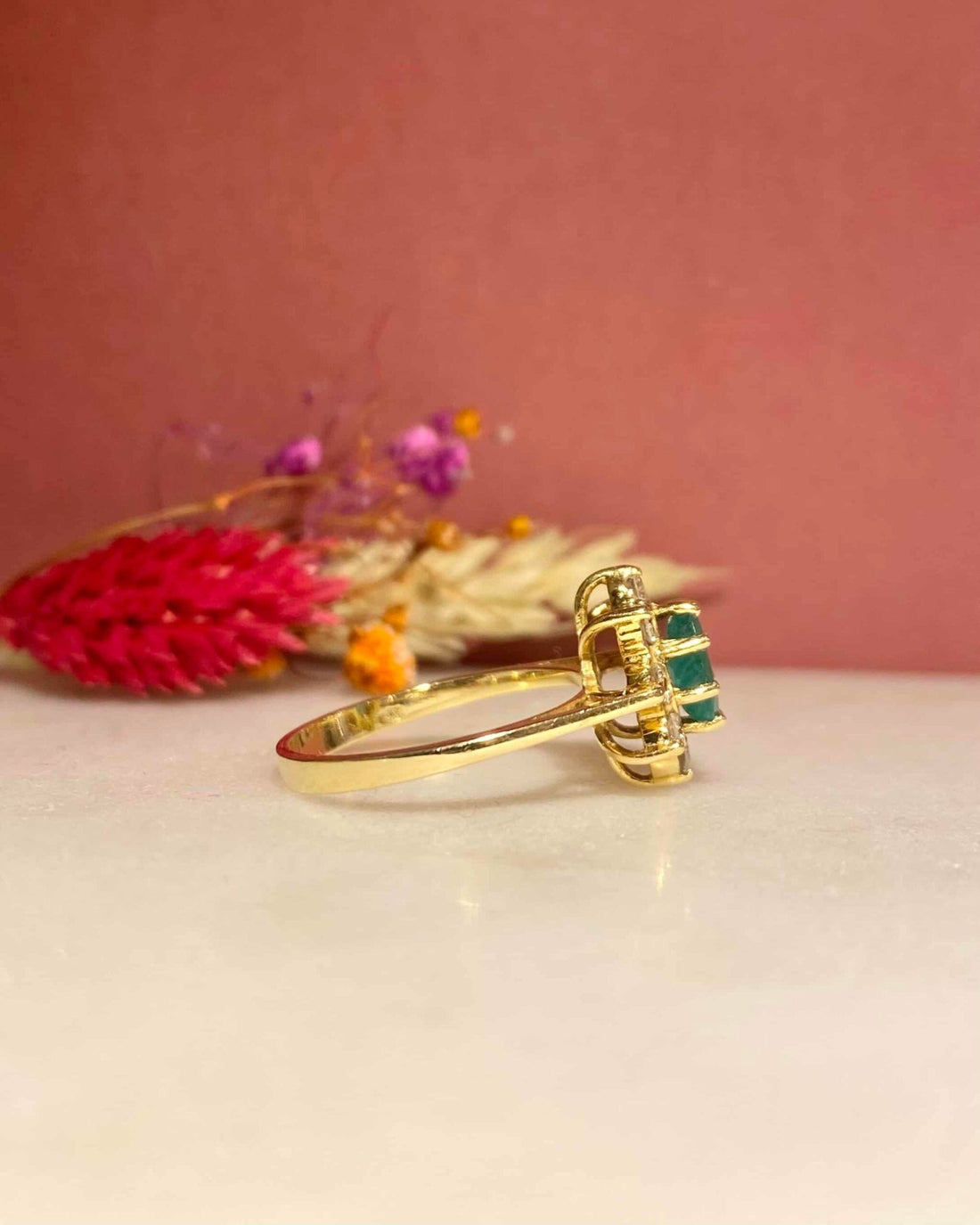 Bague Marguerite Émeraude 0.55 carat &amp; Diamants &quot;Clémentine&quot; - Elliade Paris