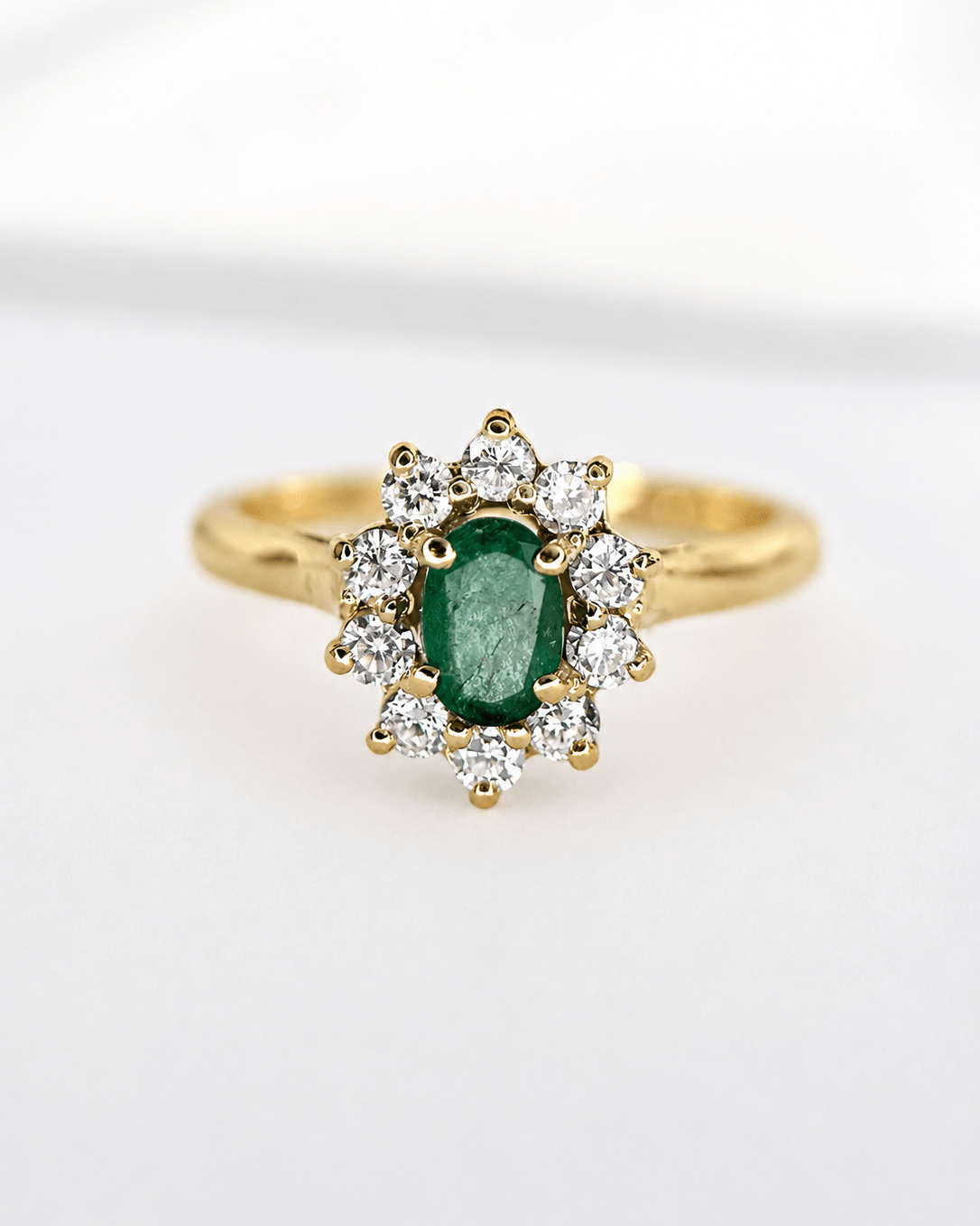 Bague Marguerite Émeraude 0.55 carat &amp; Diamants "Lucia" - Elliade Paris