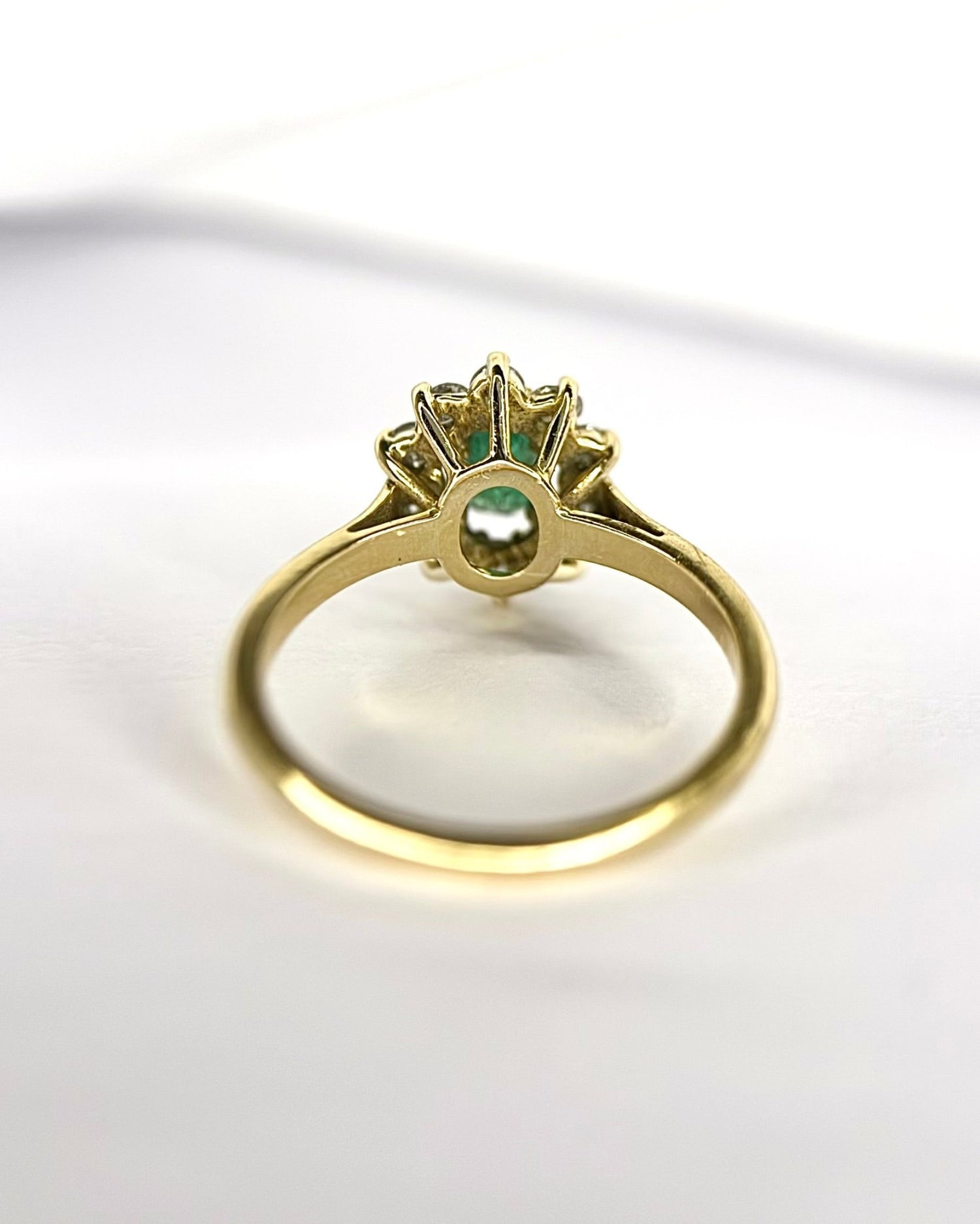 Bague Marguerite Émeraude 0.55 carat &amp; Diamants "Lucia" - Elliade Paris