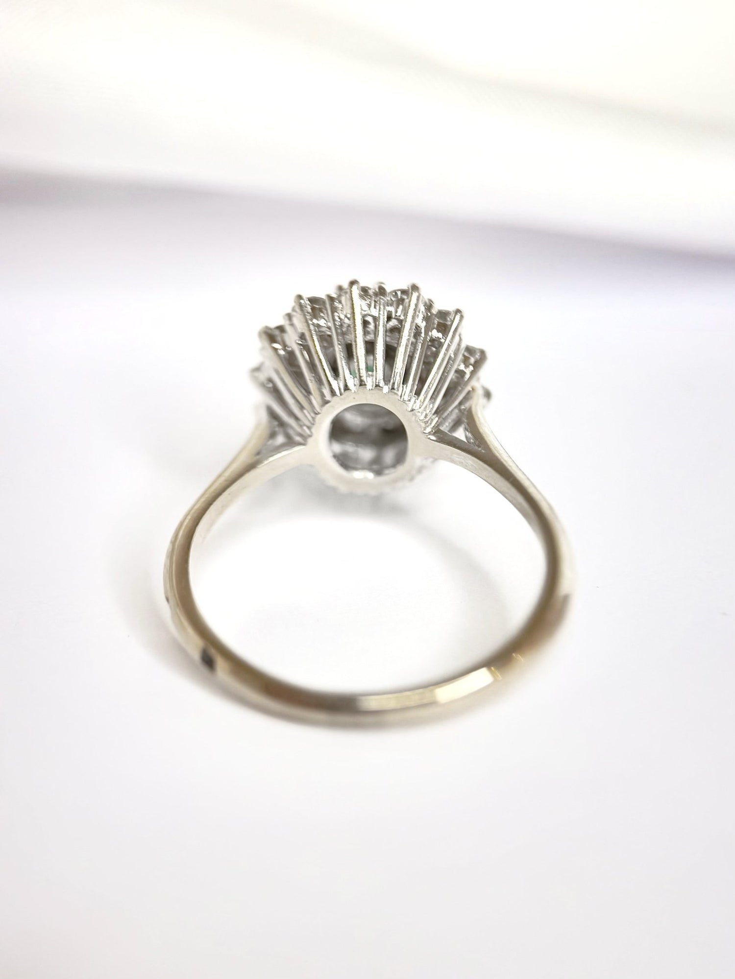 Bague Marguerite Émeraude 0.57 carat &amp; Diamants 0.56 carat 5.26g "Anaïs" - Elliade Paris