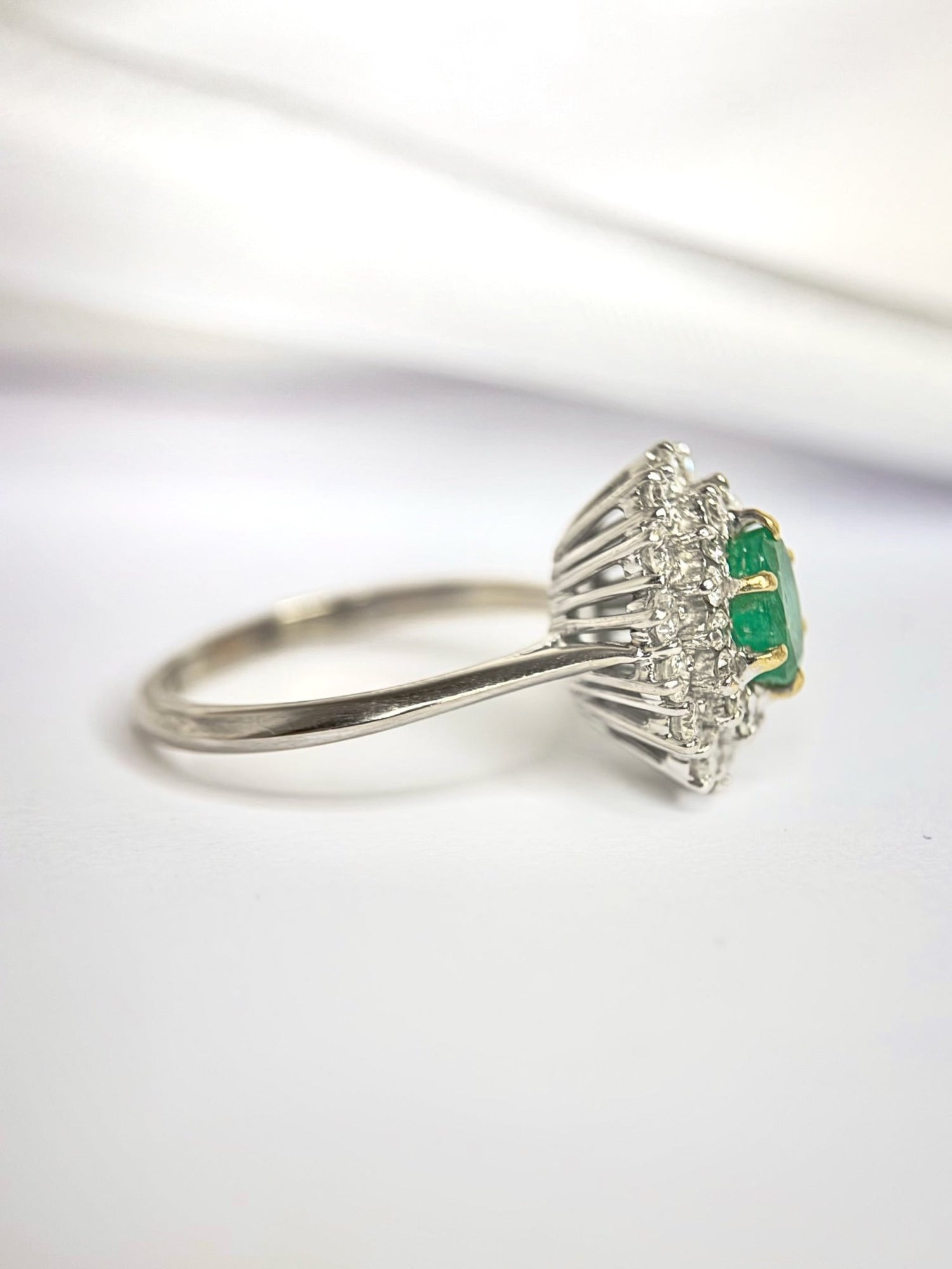 Bague Marguerite Émeraude 0.57 carat &amp; Diamants 0.56 carat 5.26g "Anaïs" - Elliade Paris