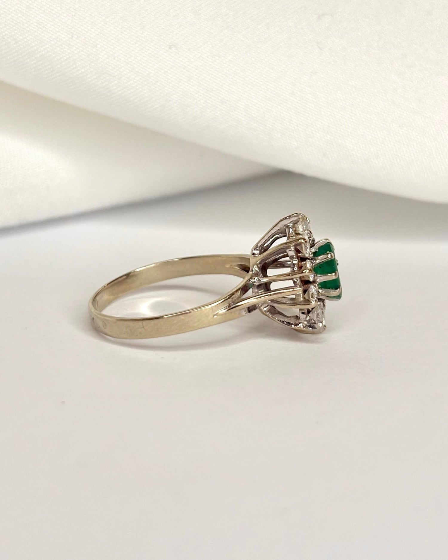 Bague Marguerite Émeraude 0.58 carat &amp; Diamants 0.50 carat "Dua" - Elliade Paris