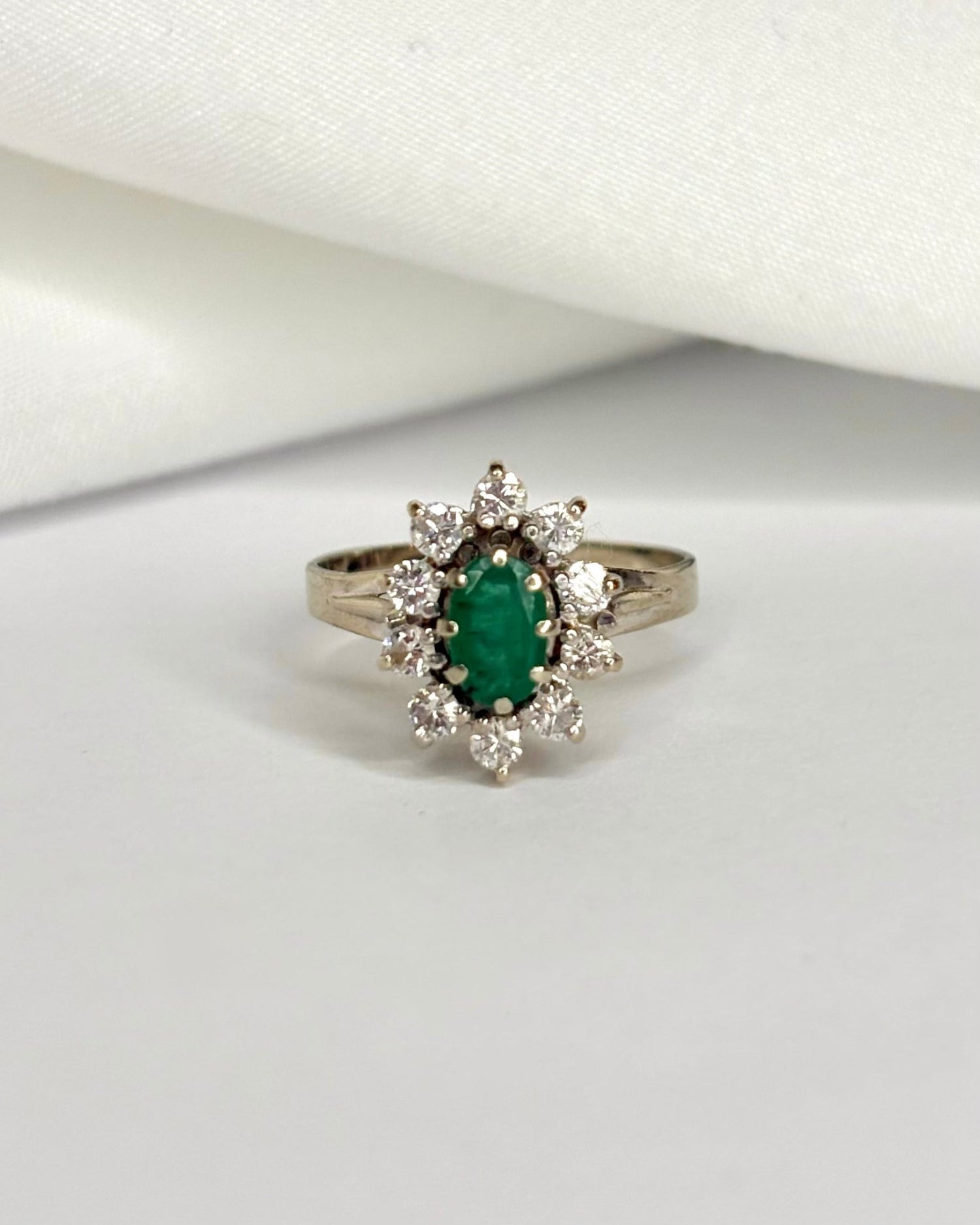Bague Marguerite Émeraude 0.58 carat &amp; Diamants 0.50 carat "Dua" - Elliade Paris