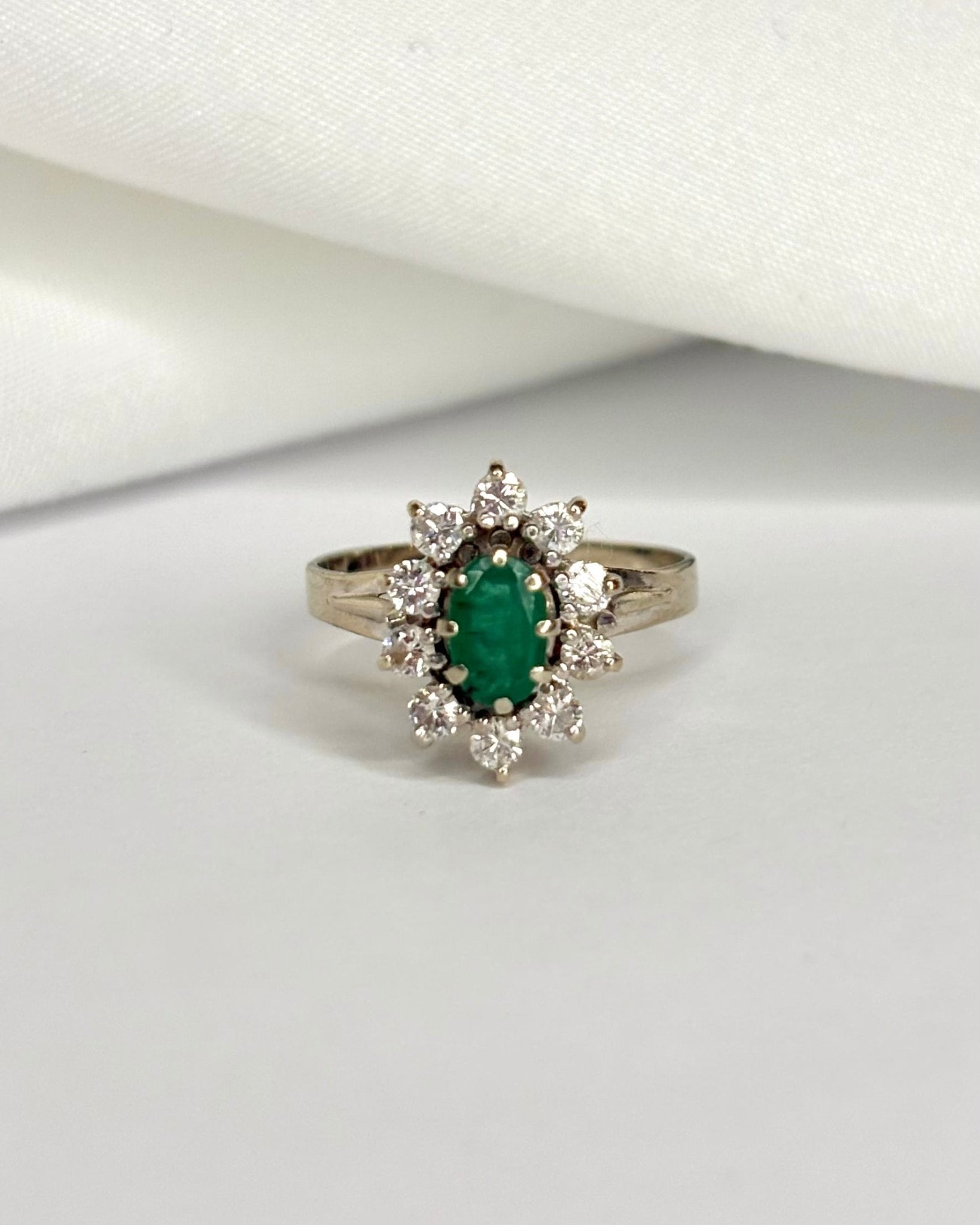 Bague Marguerite Émeraude 0.58 carat &amp; Diamants 0.50 carat "Dua" - Elliade Paris