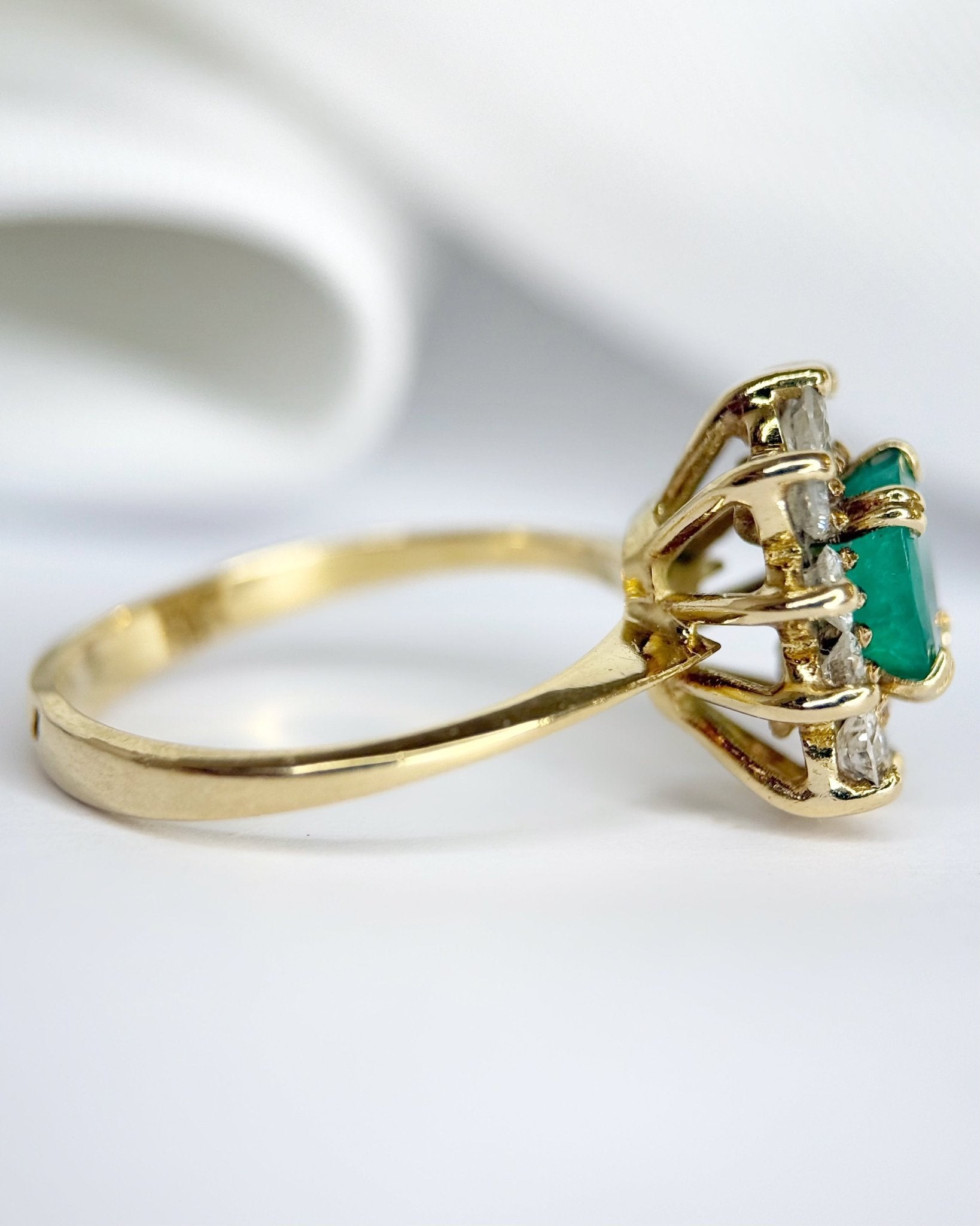Bague Marguerite Émeraude 0.59 carat &amp; Diamants 0.50 carat "Colette" - Elliade Paris