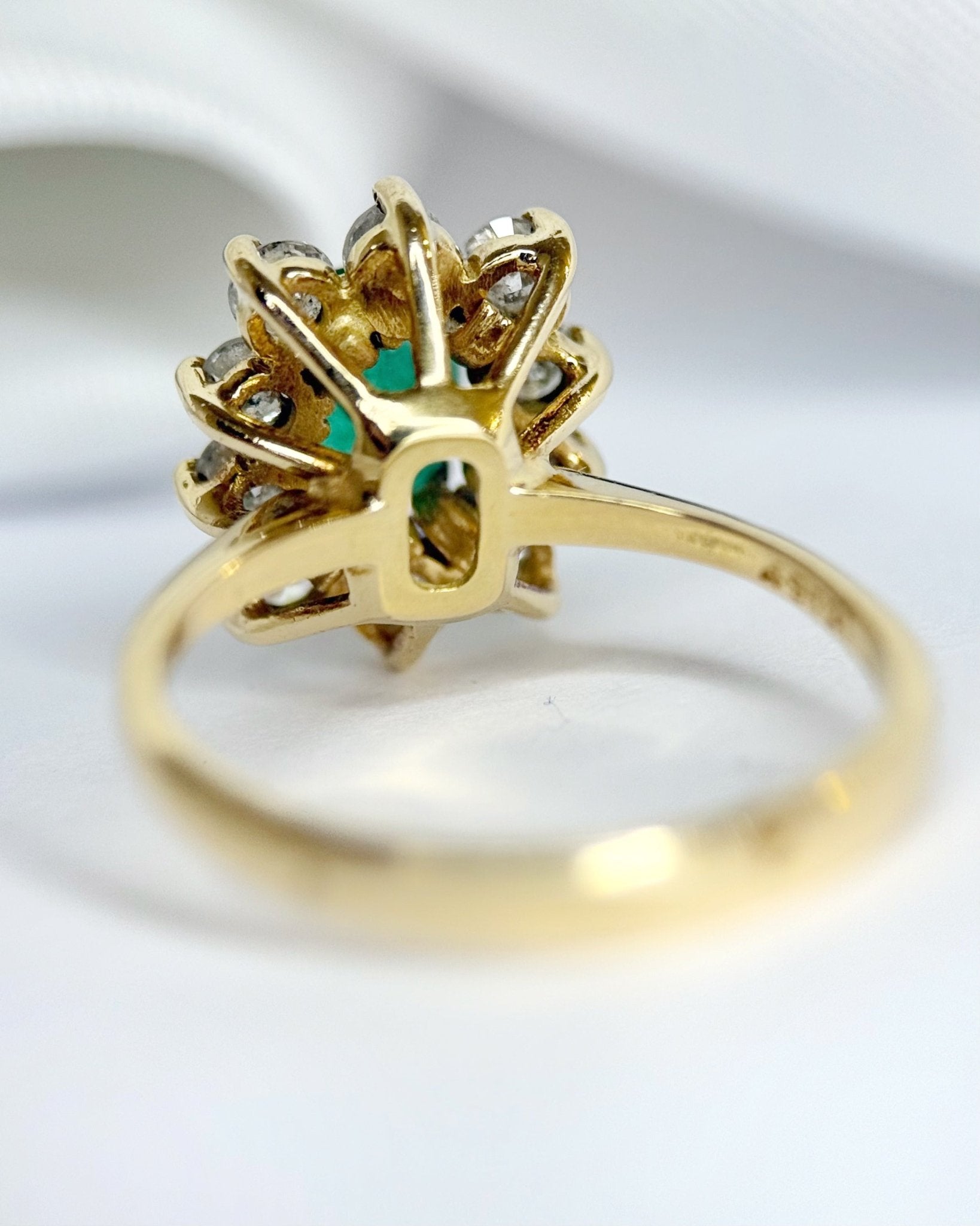 Bague Marguerite Émeraude 0.59 carat &amp; Diamants 0.50 carat "Colette" - Elliade Paris