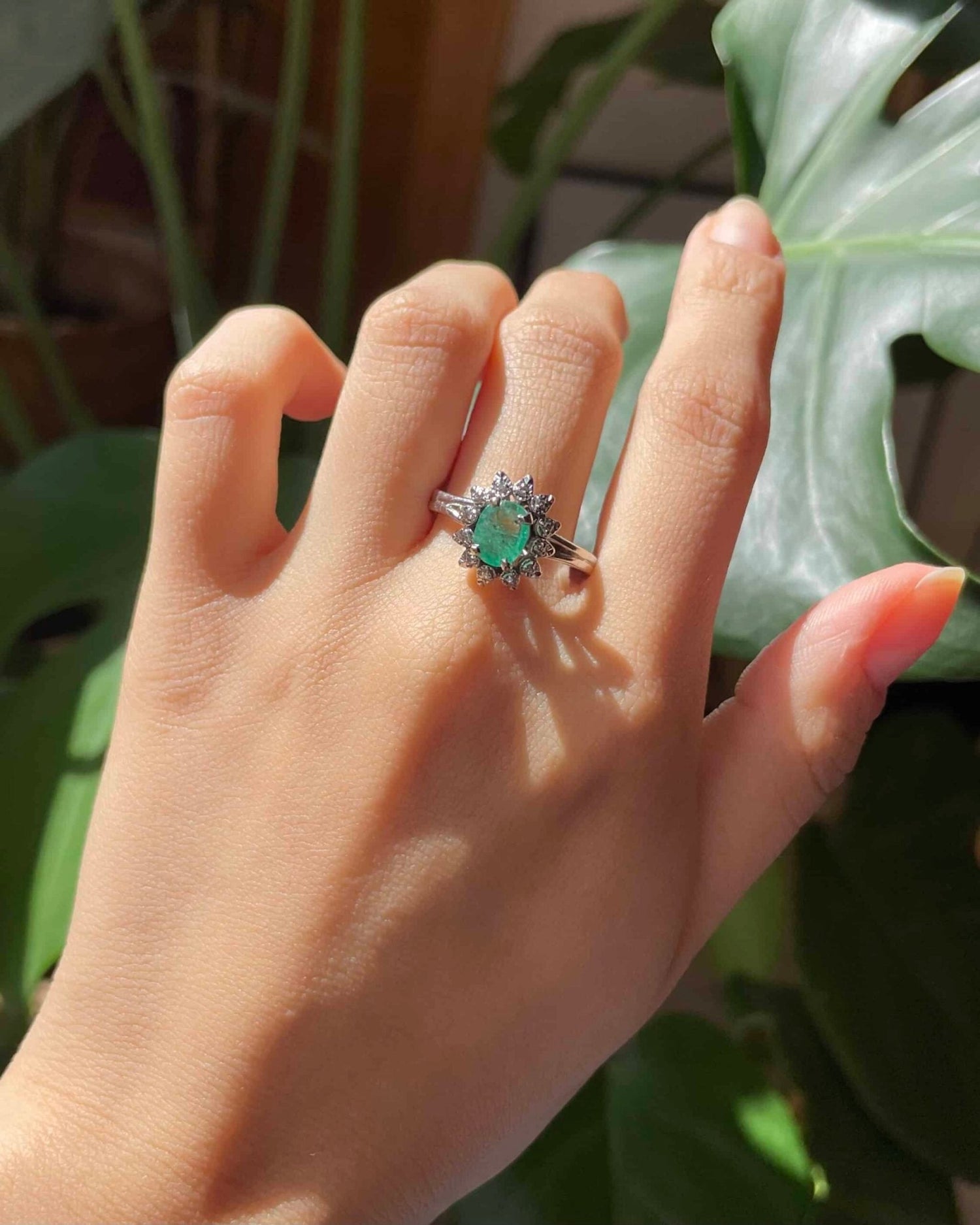 Bague Marguerite Émeraude 0.60 carat &amp; 12 Diamants &quot;Azalea&quot; - Elliade Paris