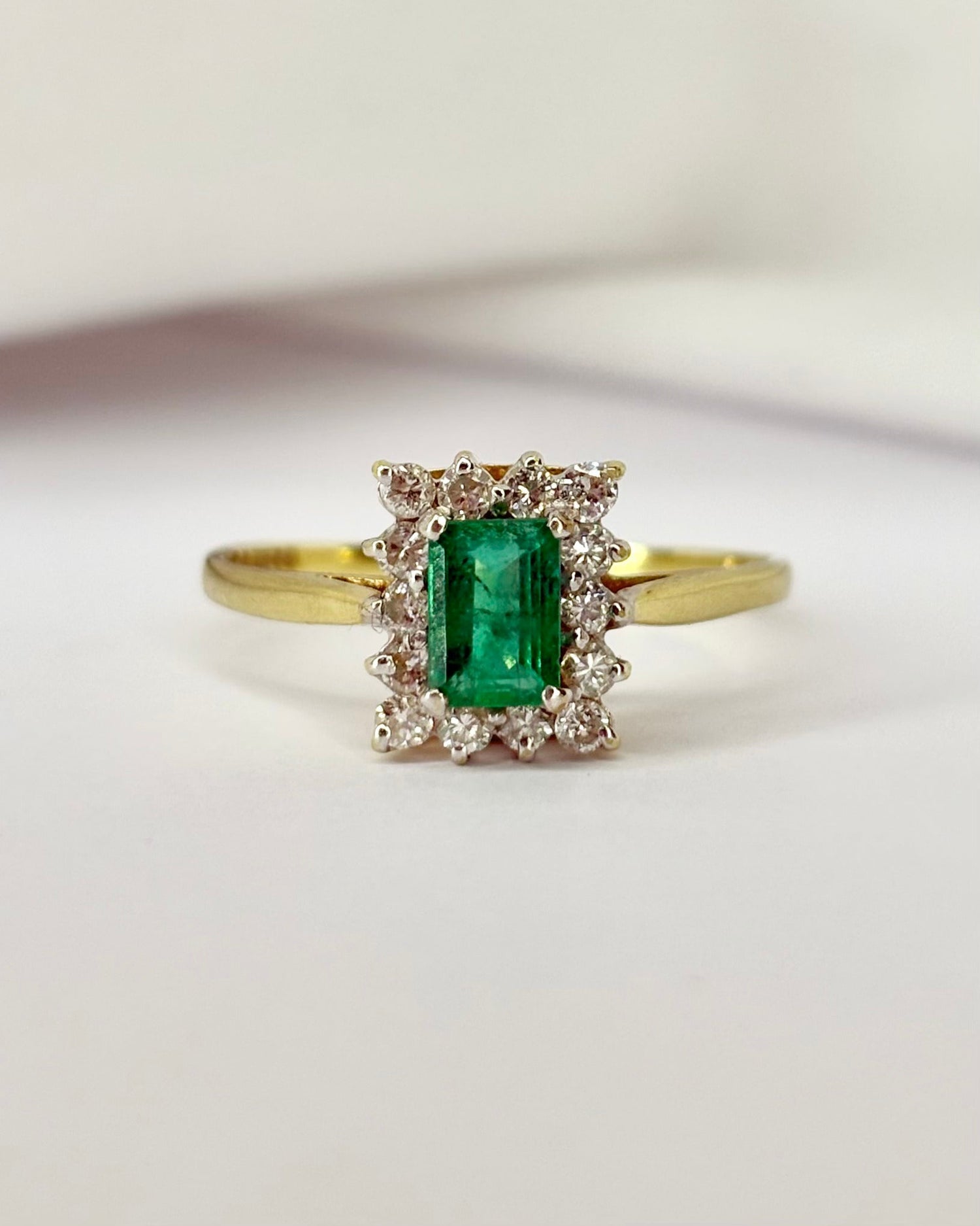 Bague Marguerite Émeraude 0.60 carat &amp; 14 Diamants &quot;Maialen&quot; - Elliade Paris