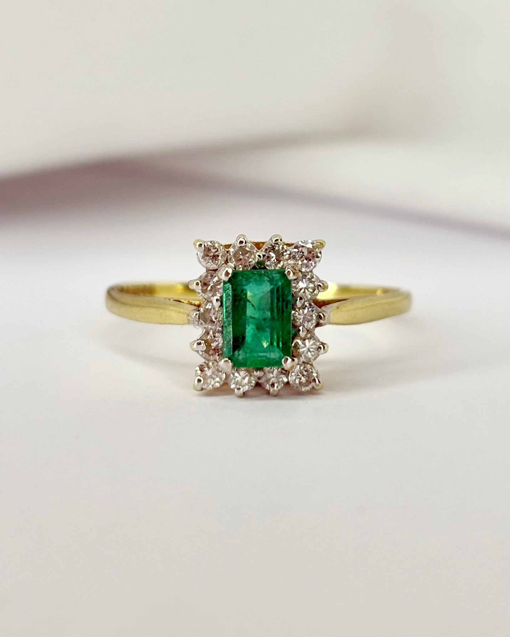 Bague Marguerite Émeraude 0.60 carat &amp; 14 Diamants "Maialen" - Elliade Paris